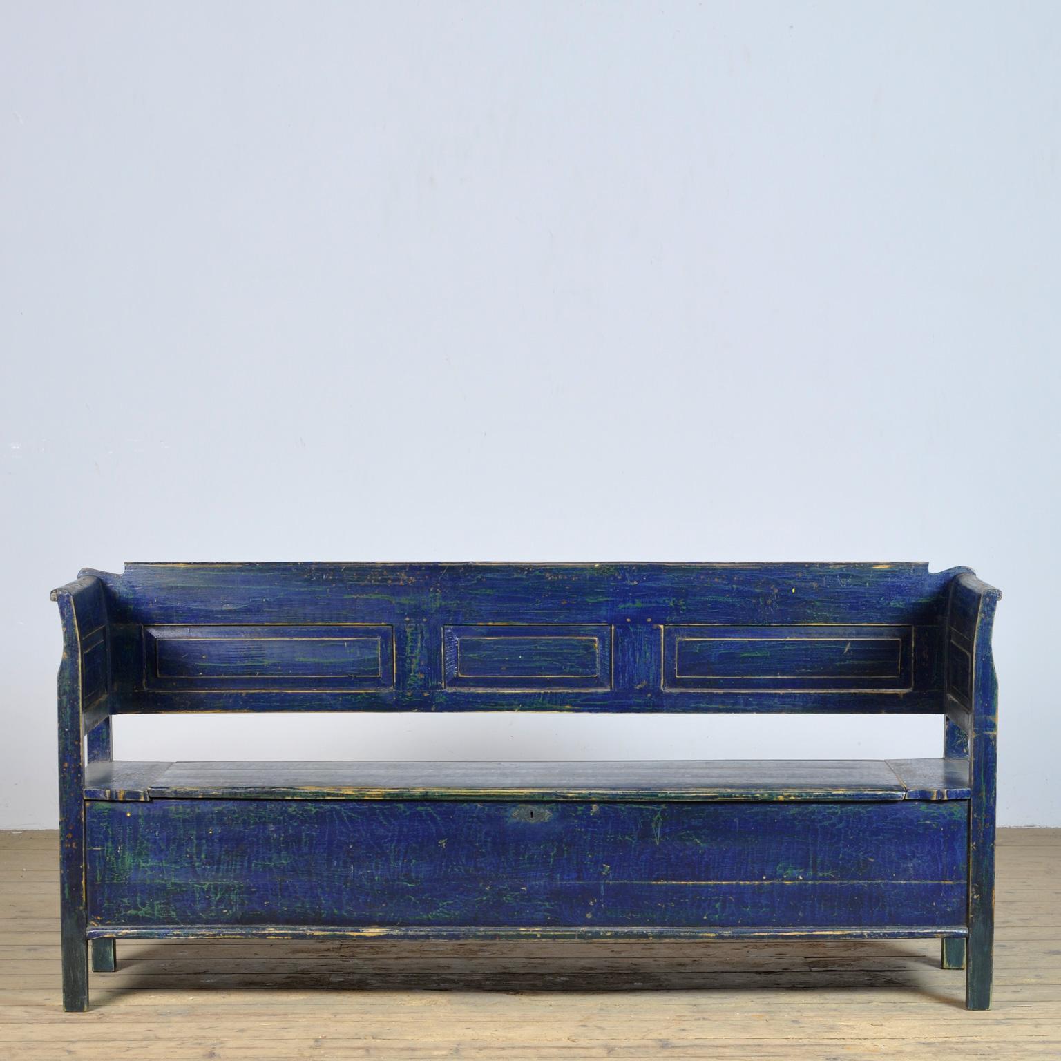 Un banc charmant de Hongrie avec la peinture originale. Avec le temps et l'usage, la peinture bleue s'est usée par endroits jusqu'au bois. Le banc est stable et solide. Exempt de vers à bois.