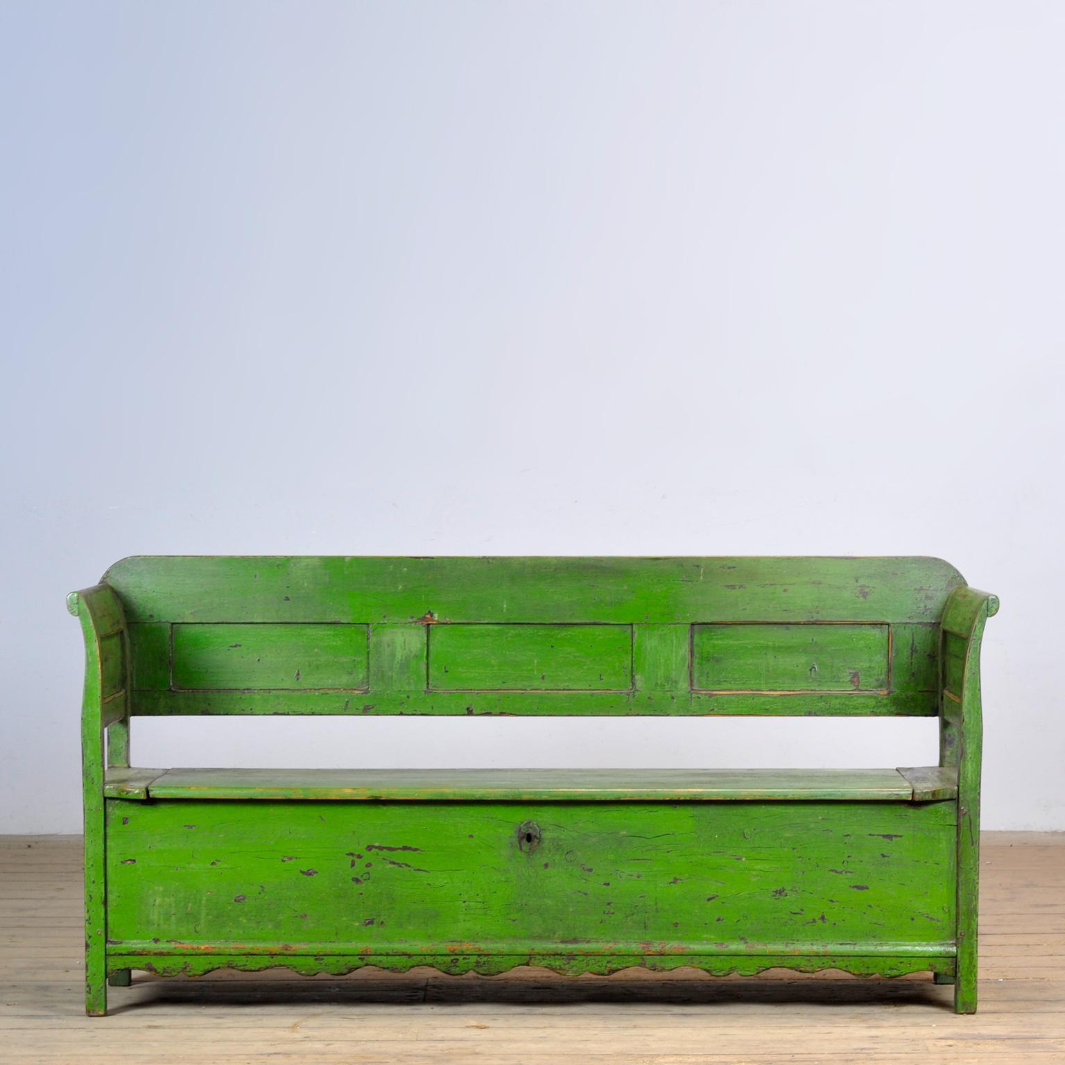 Un charmant banc de Hongrie avec la peinture d'origine. Au fil du temps et de l'utilisation, la peinture verte s'est usée par endroits jusqu'au bois. Le banc est stable et solide. Exempt de xylophages.
