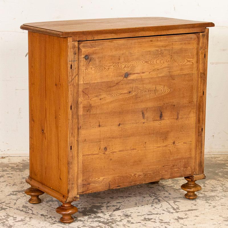Antique Pine Bow Front Chest of 4 Drawers In Good Condition In Round Top, TX