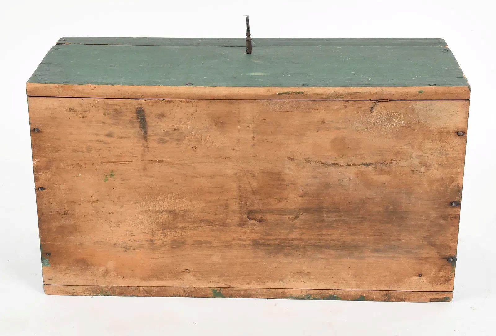 Country Antica scatola di pino con vernice verde originale e carta da parati interna, XIX secolo in vendita