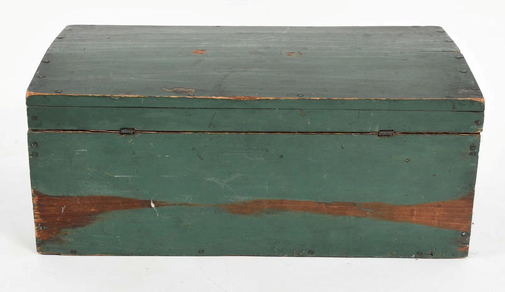 Americano Antica scatola di pino con vernice verde originale e carta da parati interna, XIX secolo in vendita