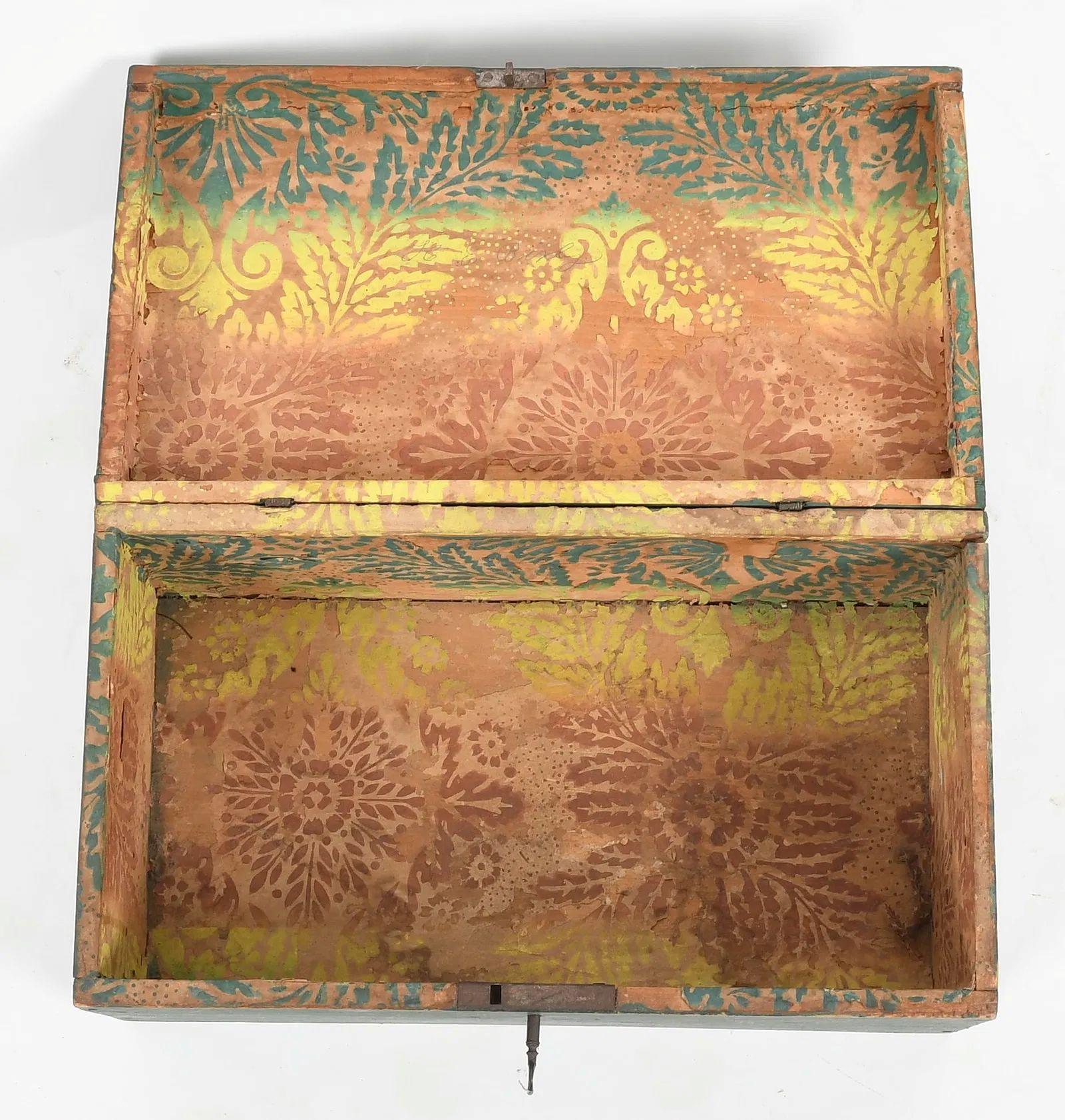 Dipinto a mano Antica scatola di pino con vernice verde originale e carta da parati interna, XIX secolo in vendita