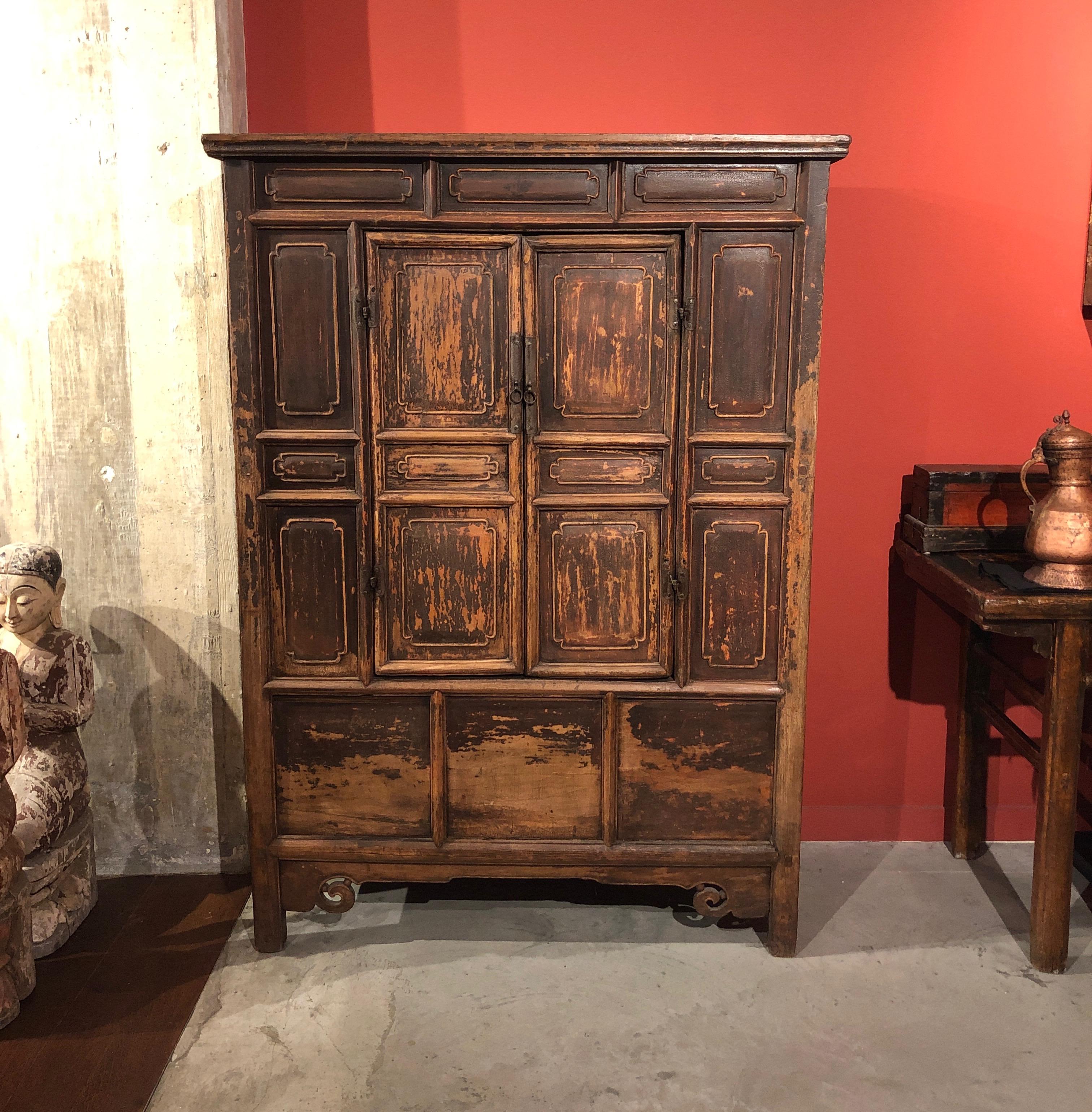 Un superbe cabinet de bouddha ancien en pin de Chine, avec une patine remarquable et chaleureuse. Une pièce impressionnante, qui reflète son histoire sur chaque surface. Chine, vers 1850 ou avant.
 