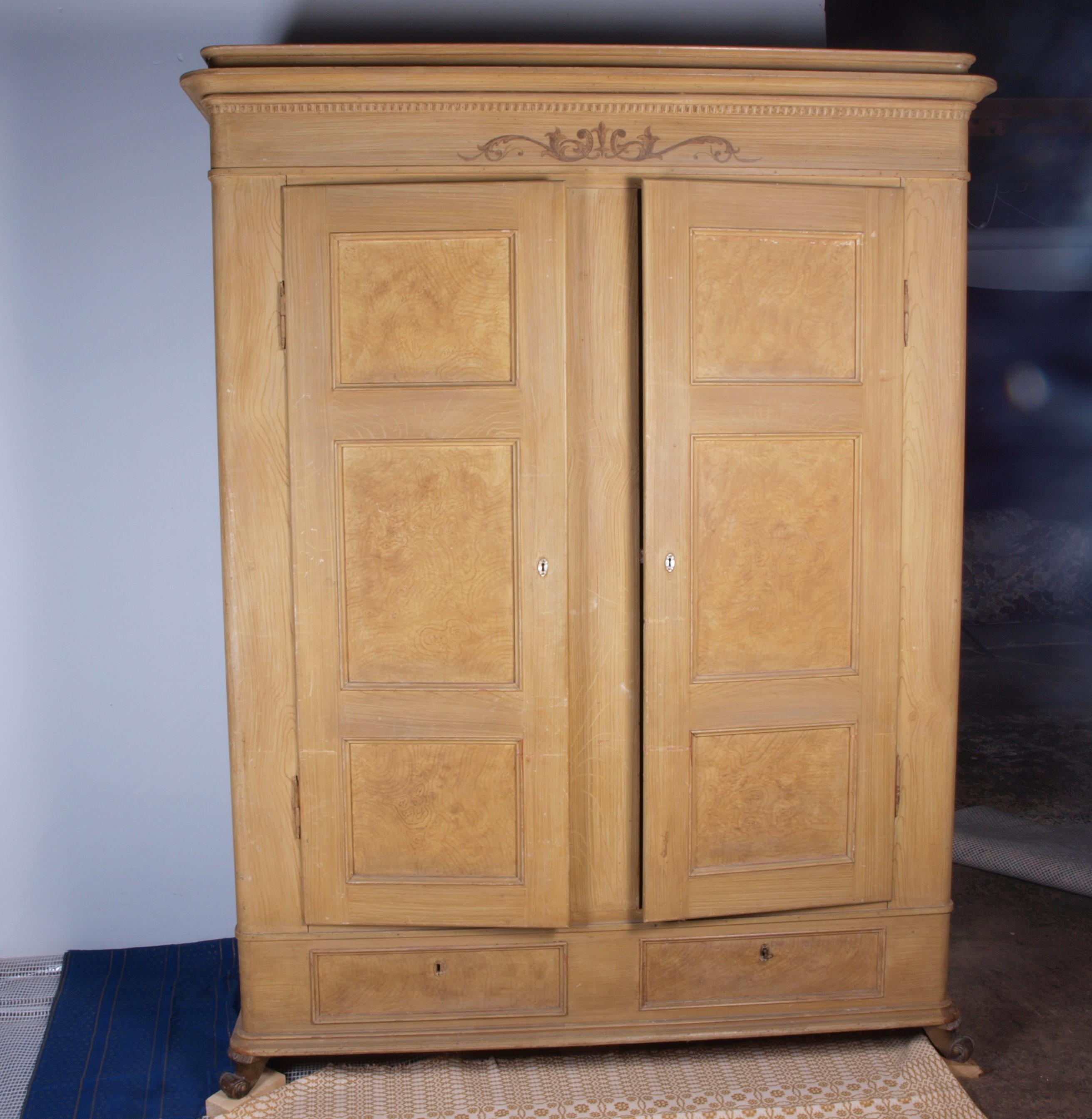 An antique Danish cabinet crafted from beautifully painted pine wood, it boasts an excellent, well-patinated condition that exudes charm. Its extraordinary size makes it a truly unique piece of furniture, ideal for the entrance room or hall,