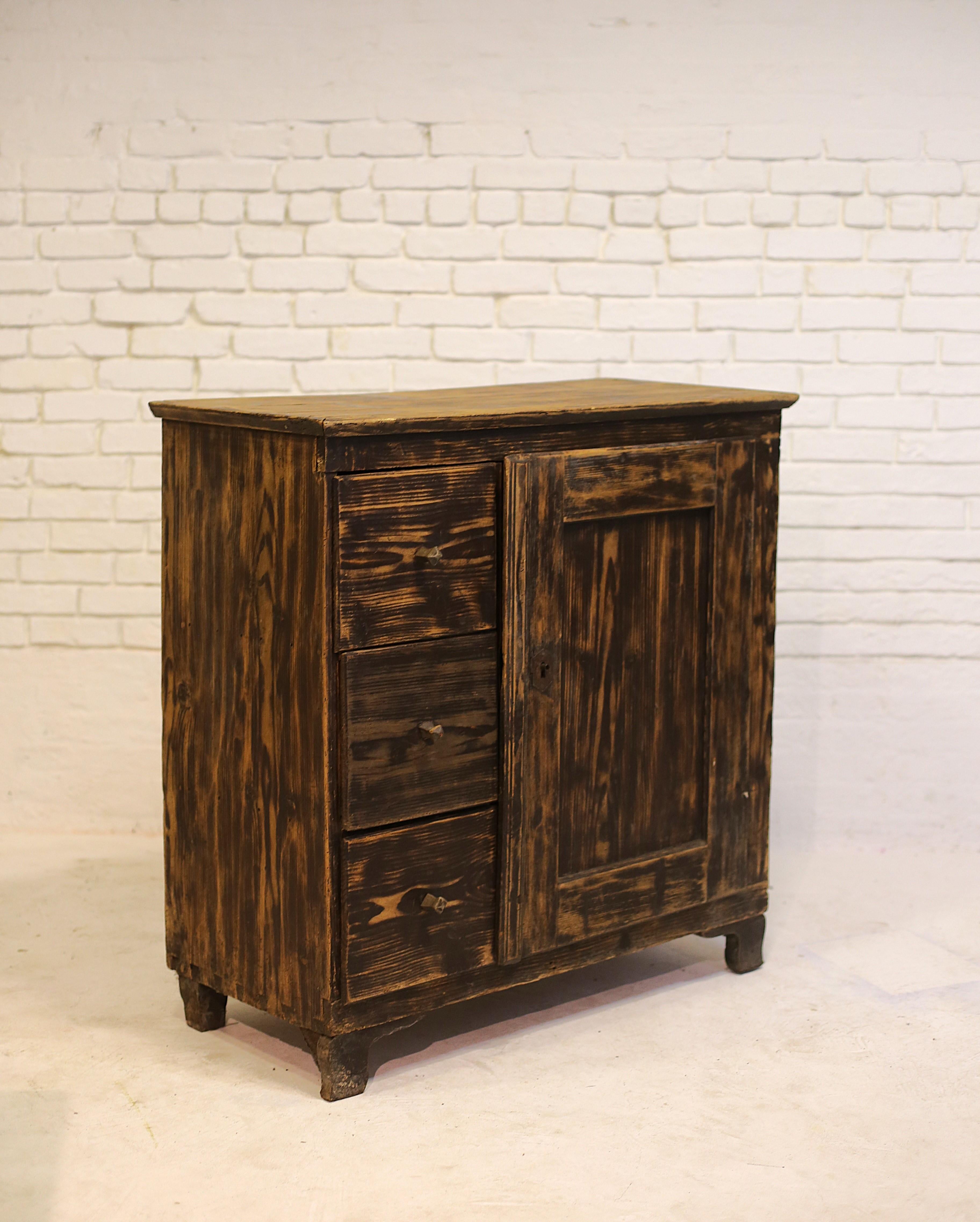 Un mobile d'epoca in legno di pino proveniente dall'Ungheria, intorno agli anni '50 del XIX secolo. 

Questo straordinario mobile è composto da tre cassetti con pomelli in legno lavorati a mano, originariamente utilizzati per conservare sale,