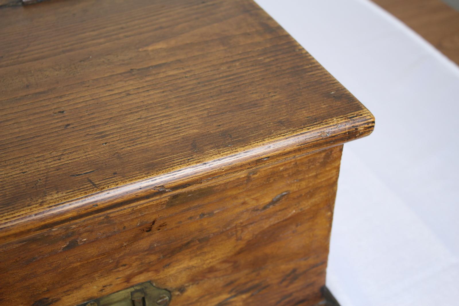 Antique Pine Campaign Box In Good Condition For Sale In Port Chester, NY