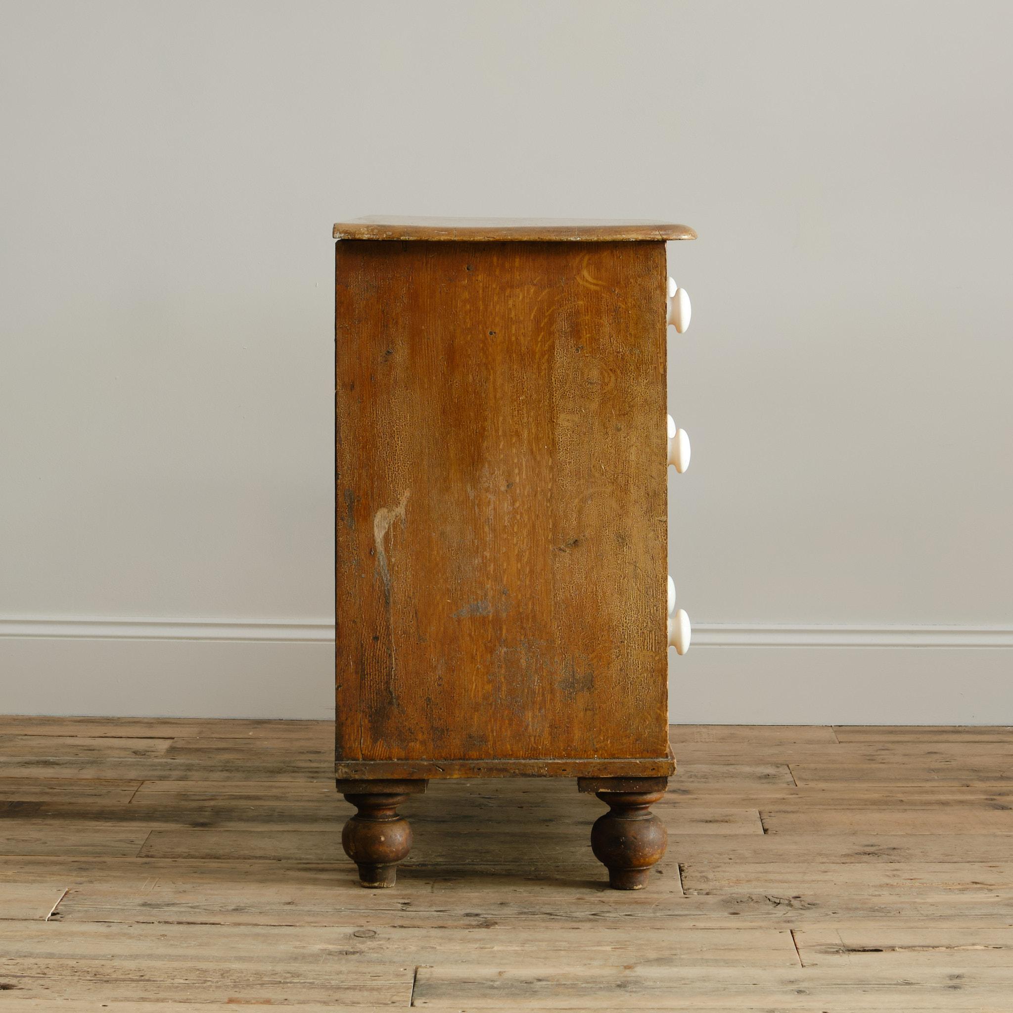 Cómoda antigua de pino con pintura original símil roble Británico en venta