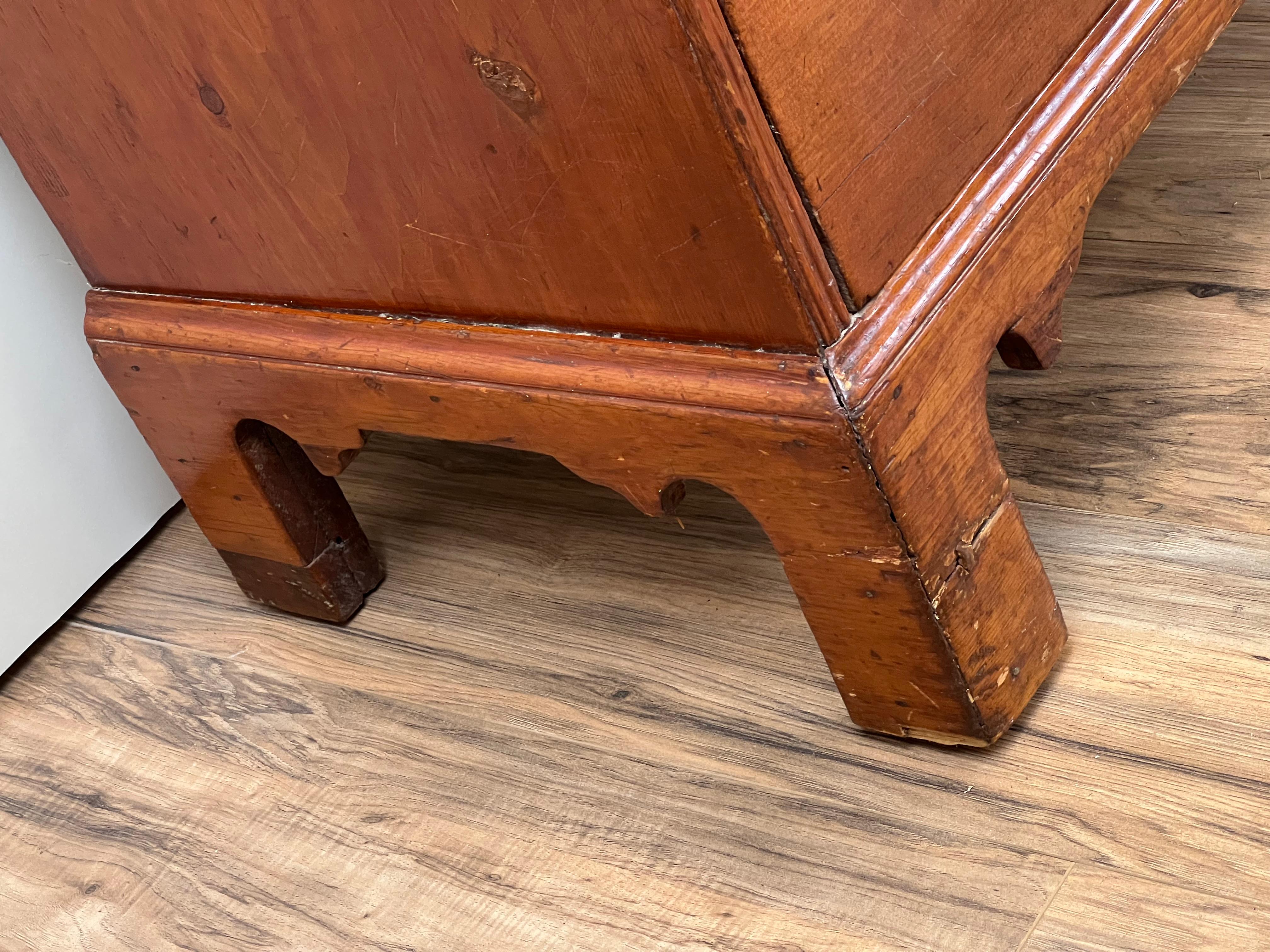 Antique Pine Chippendale Two Drawer Blanket Chest c. Late 18th Century (Amerikanisch Kolonial) im Angebot