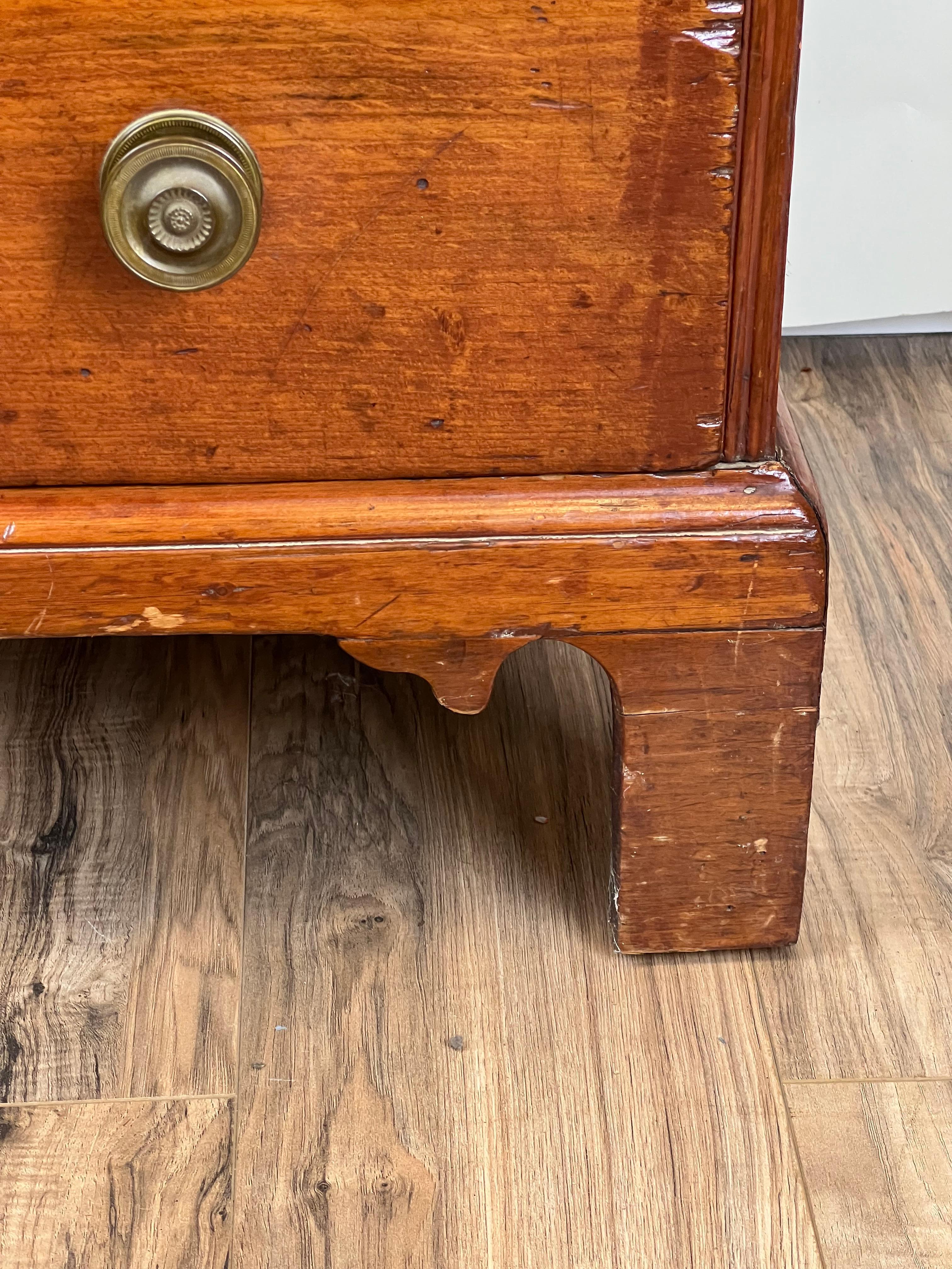 Antique Pine Chippendale Two Drawer Blanket Chest c. Late 18th Century (amerikanisch) im Angebot
