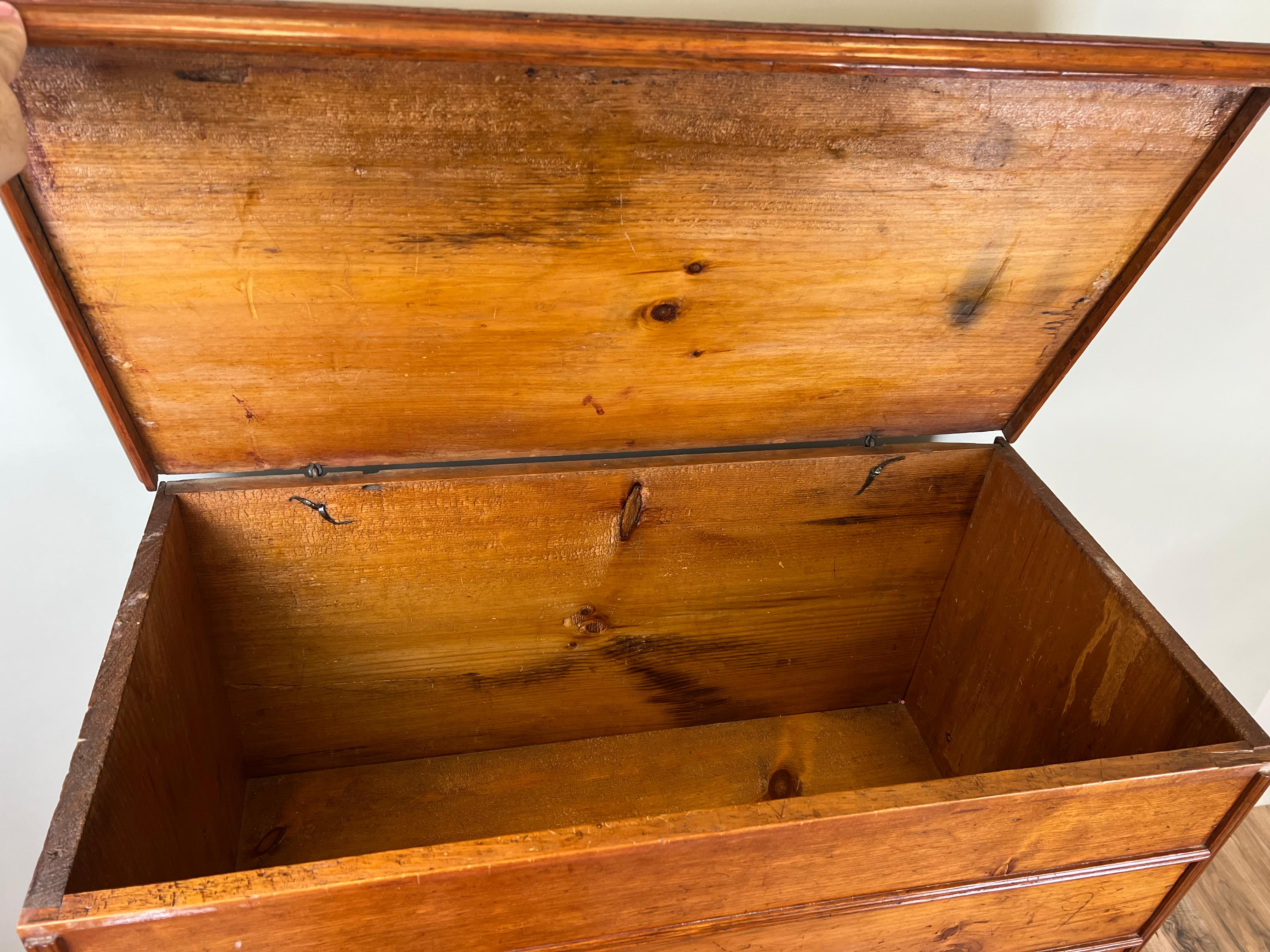 Antique Pine Chippendale Two Drawer Blanket Chest c. Late 18th Century (18. Jahrhundert) im Angebot