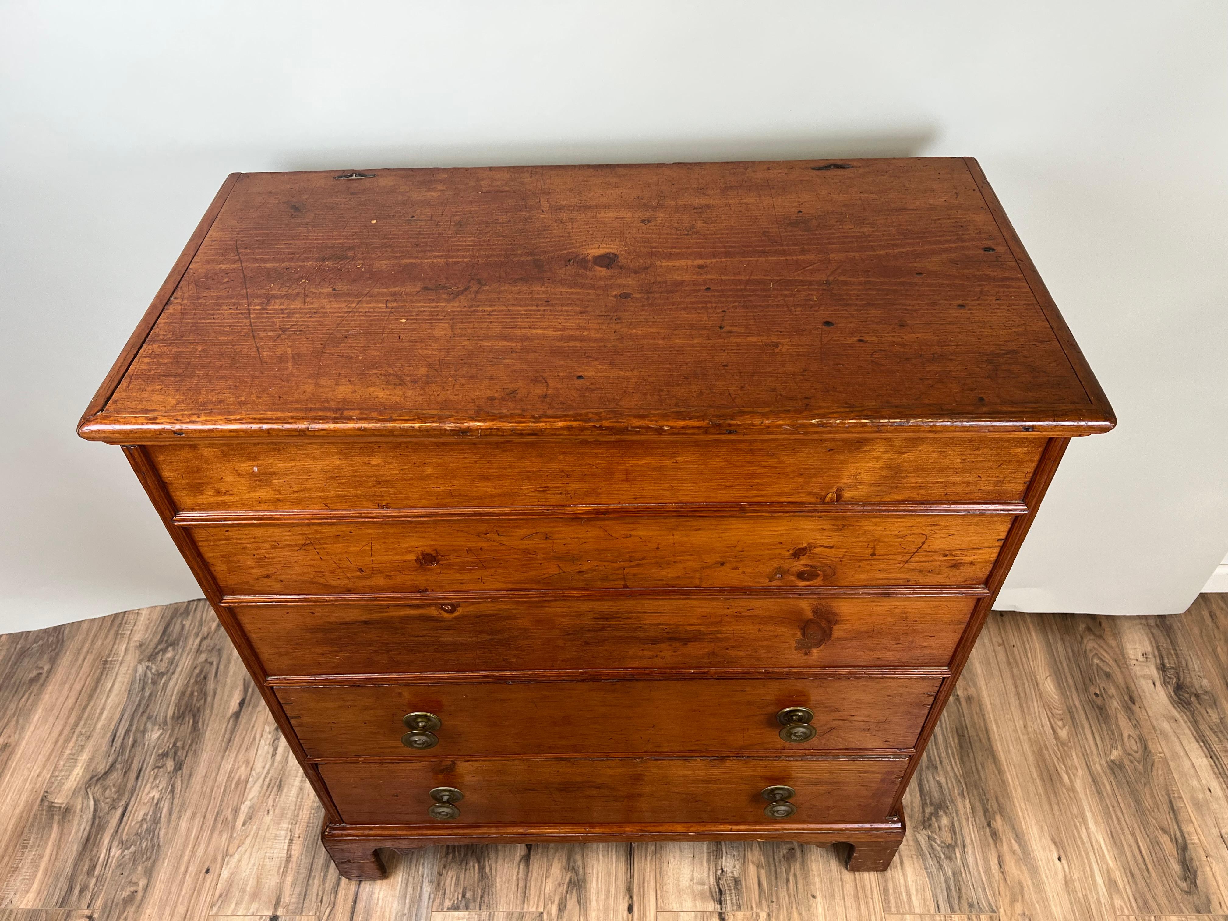 Antique Pine Chippendale Two Drawer Blanket Chest c. Late 18th Century im Angebot 1
