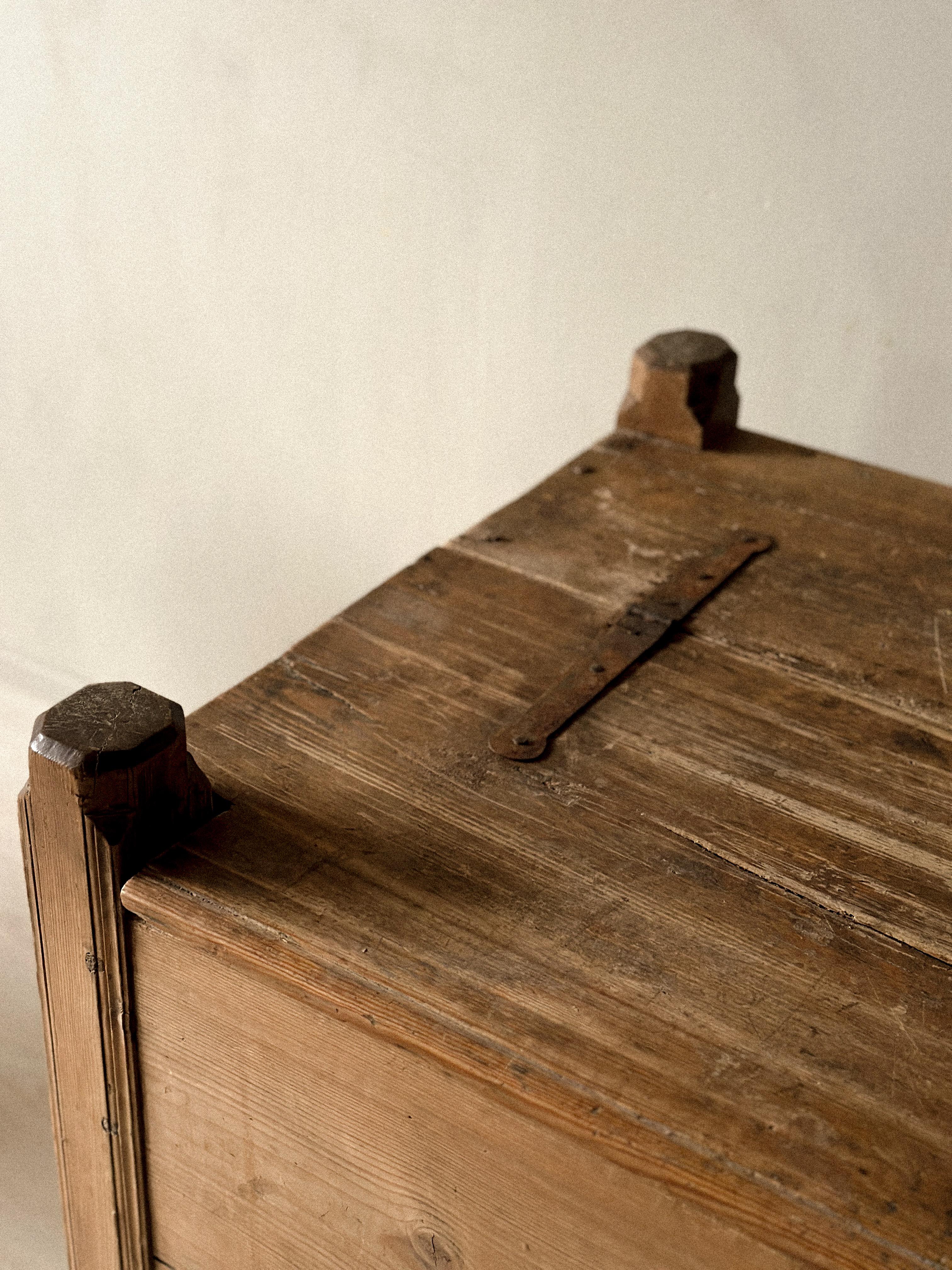 Fait main Table console ancienne en pin, Scandinavie Wabi Sabi , circa 1700s en vente