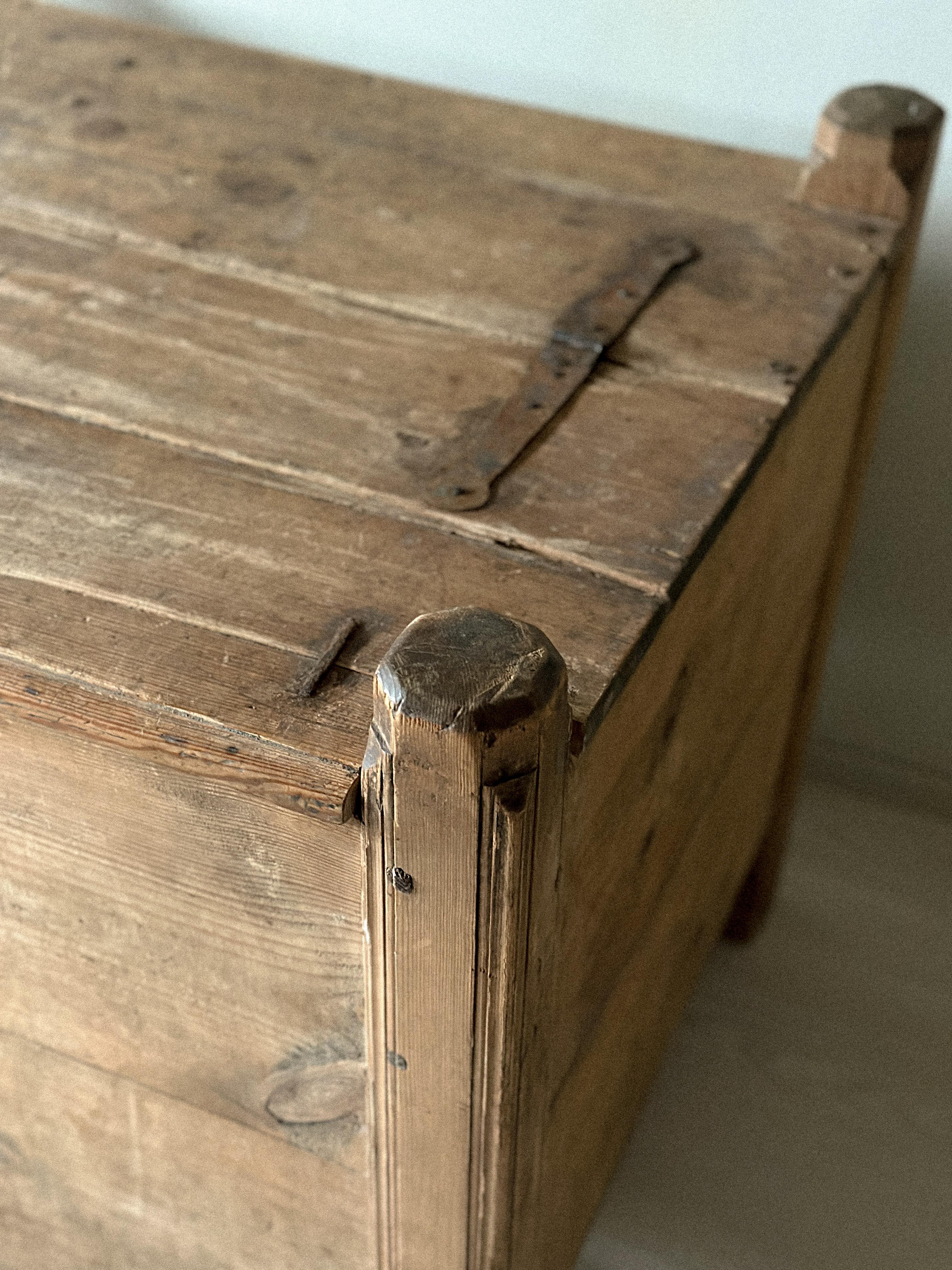 Table console ancienne en pin, Scandinavie Wabi Sabi , circa 1700s Bon état - En vente à Hønefoss, 30