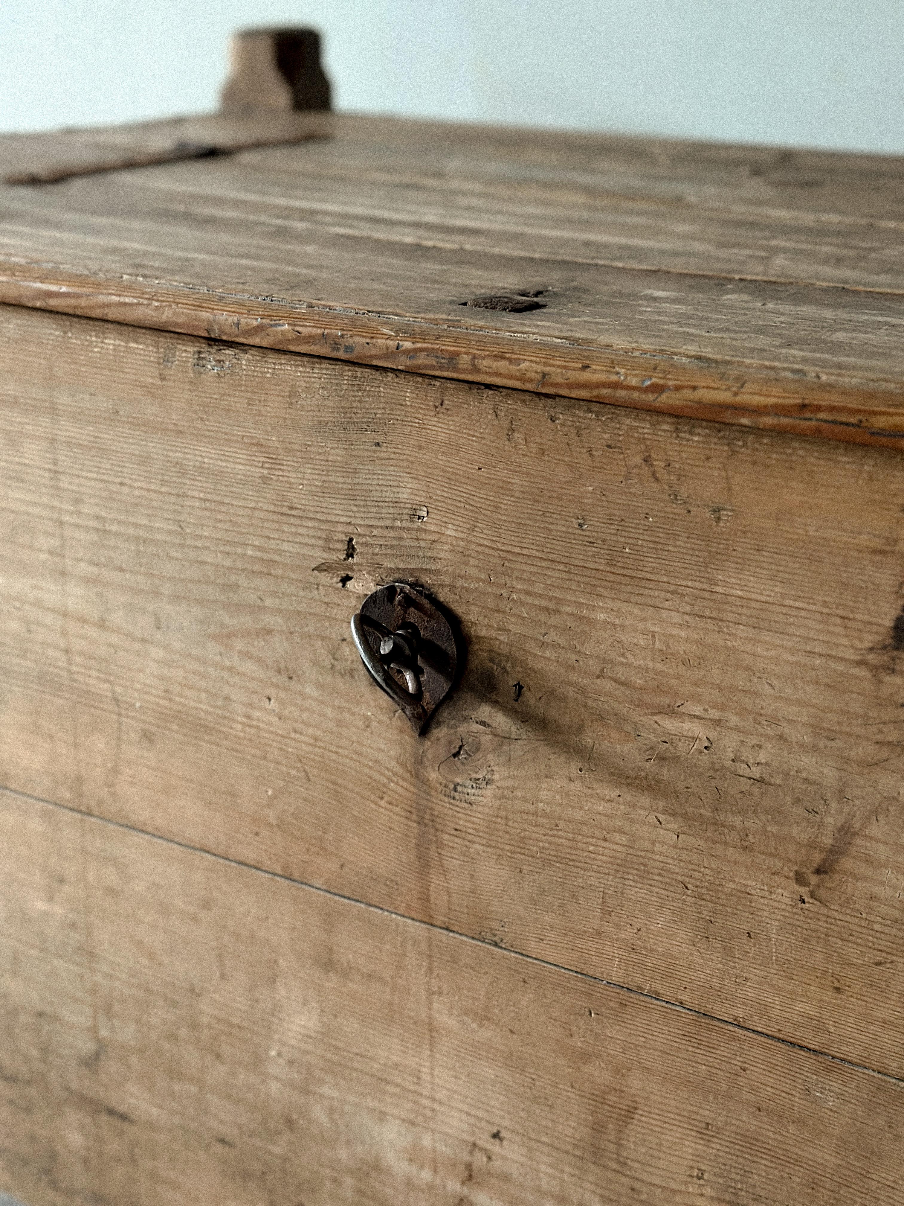 XVIIIe siècle et antérieur Table console ancienne en pin, Scandinavie Wabi Sabi , circa 1700s en vente