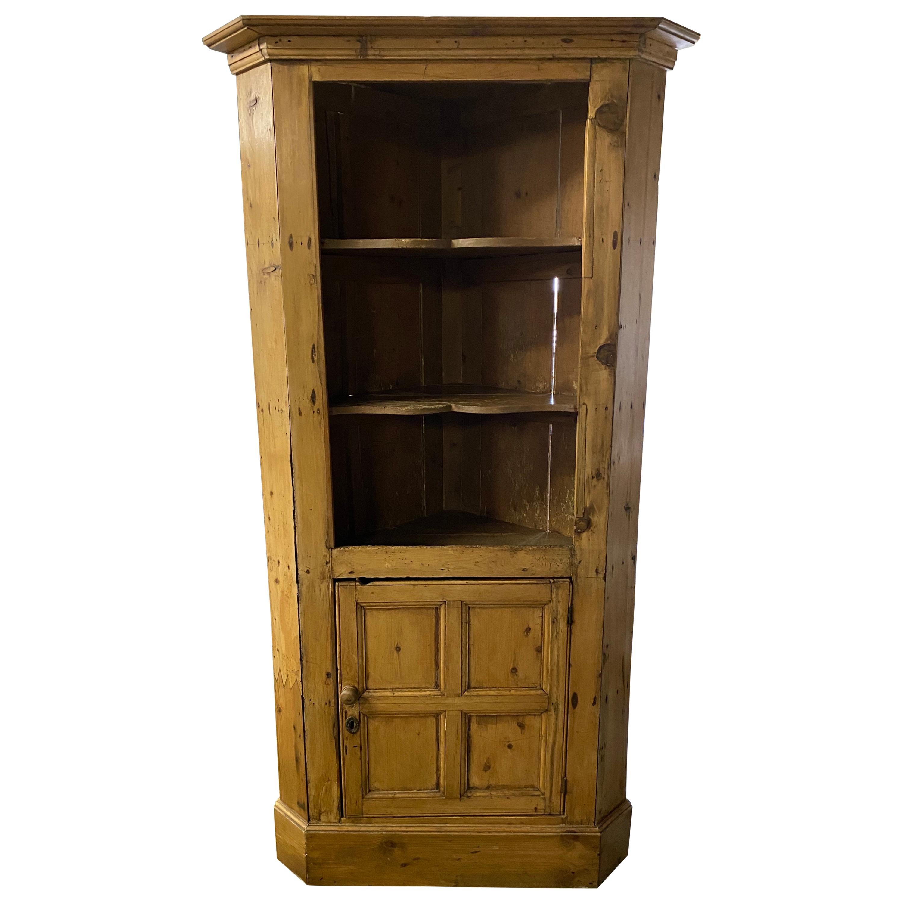 Armoire d'angle en pin ancien