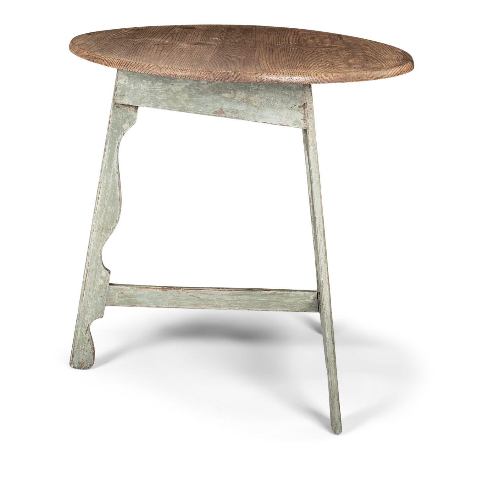 Antiker Crickettisch aus Kiefernholz auf blau-grün lackiertem Silhouette-Sockel im Angebot 3