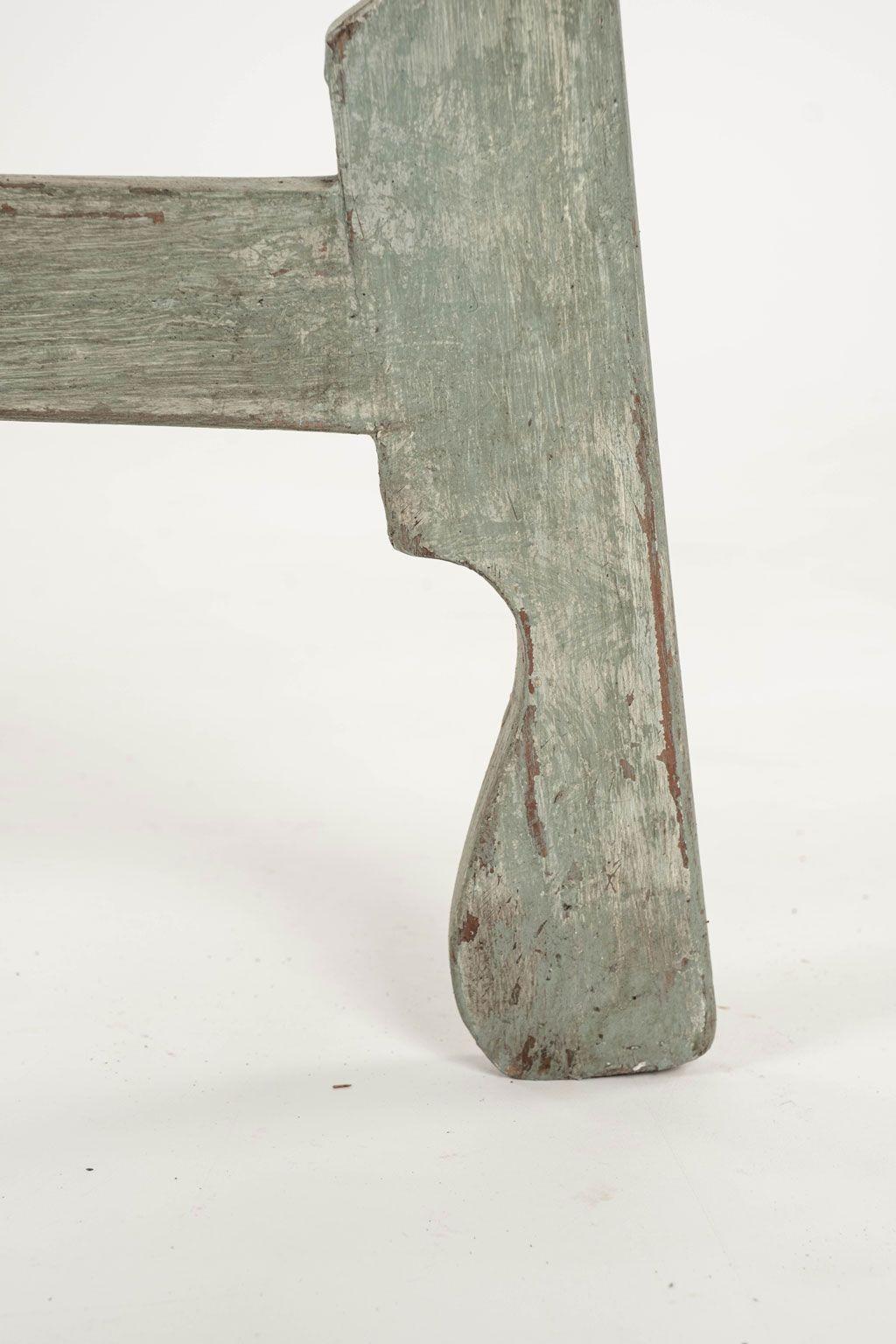 Antiker Crickettisch aus Kiefernholz auf blau-grün lackiertem Silhouette-Sockel im Zustand „Relativ gut“ im Angebot in Houston, TX