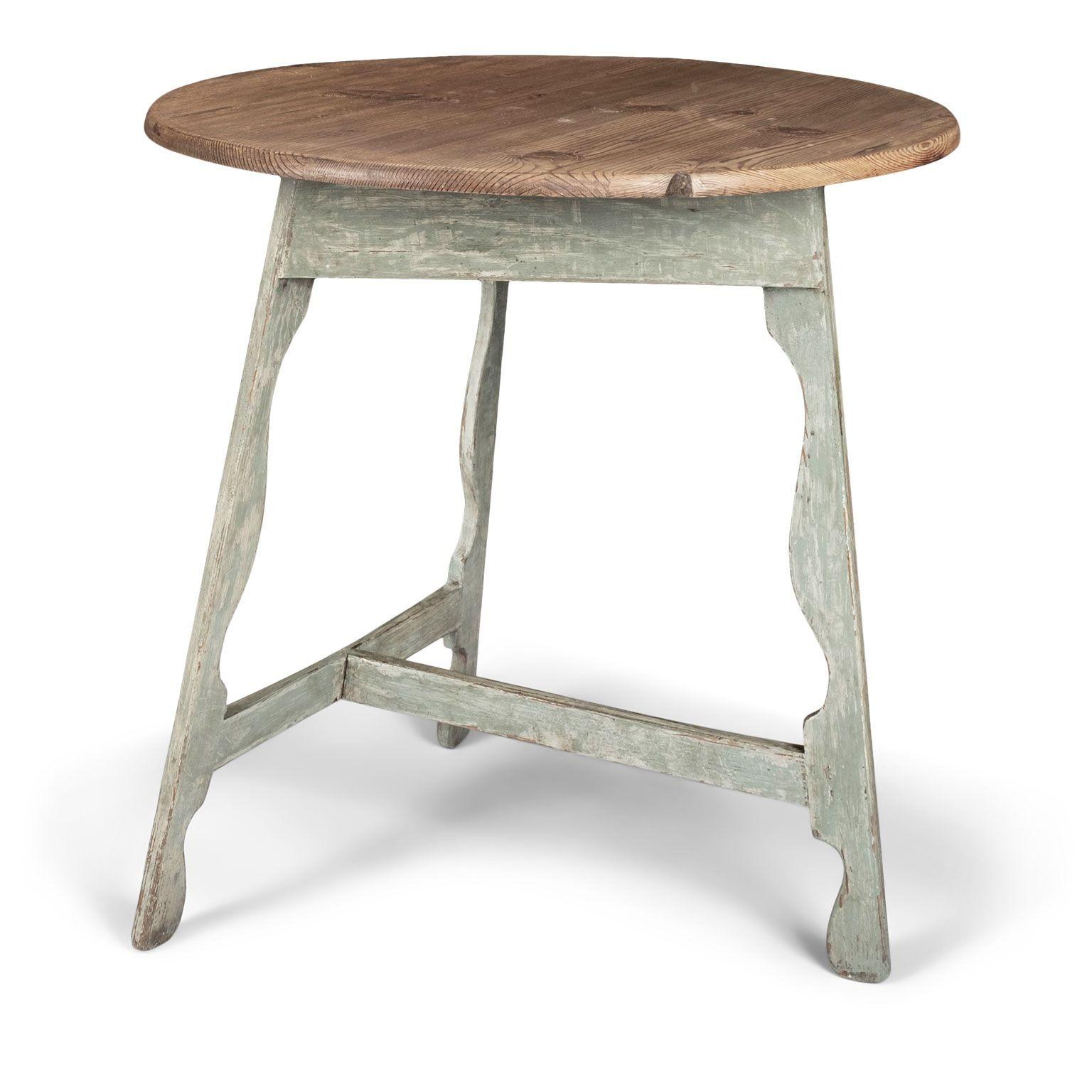 Antiker Crickettisch aus Kiefernholz auf blau-grün lackiertem Silhouette-Sockel im Angebot 1
