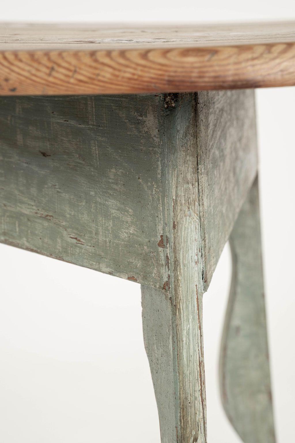 Antiker Crickettisch aus Kiefernholz auf blau-grün lackiertem Silhouette-Sockel im Angebot 2