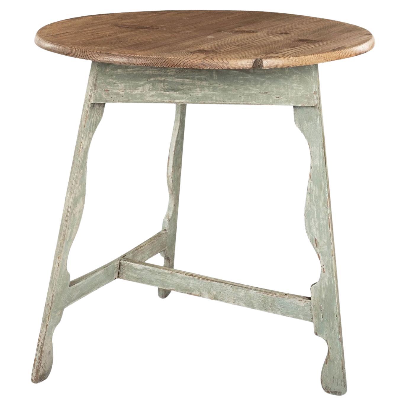 Antiker Crickettisch aus Kiefernholz auf blau-grün lackiertem Silhouette-Sockel im Angebot