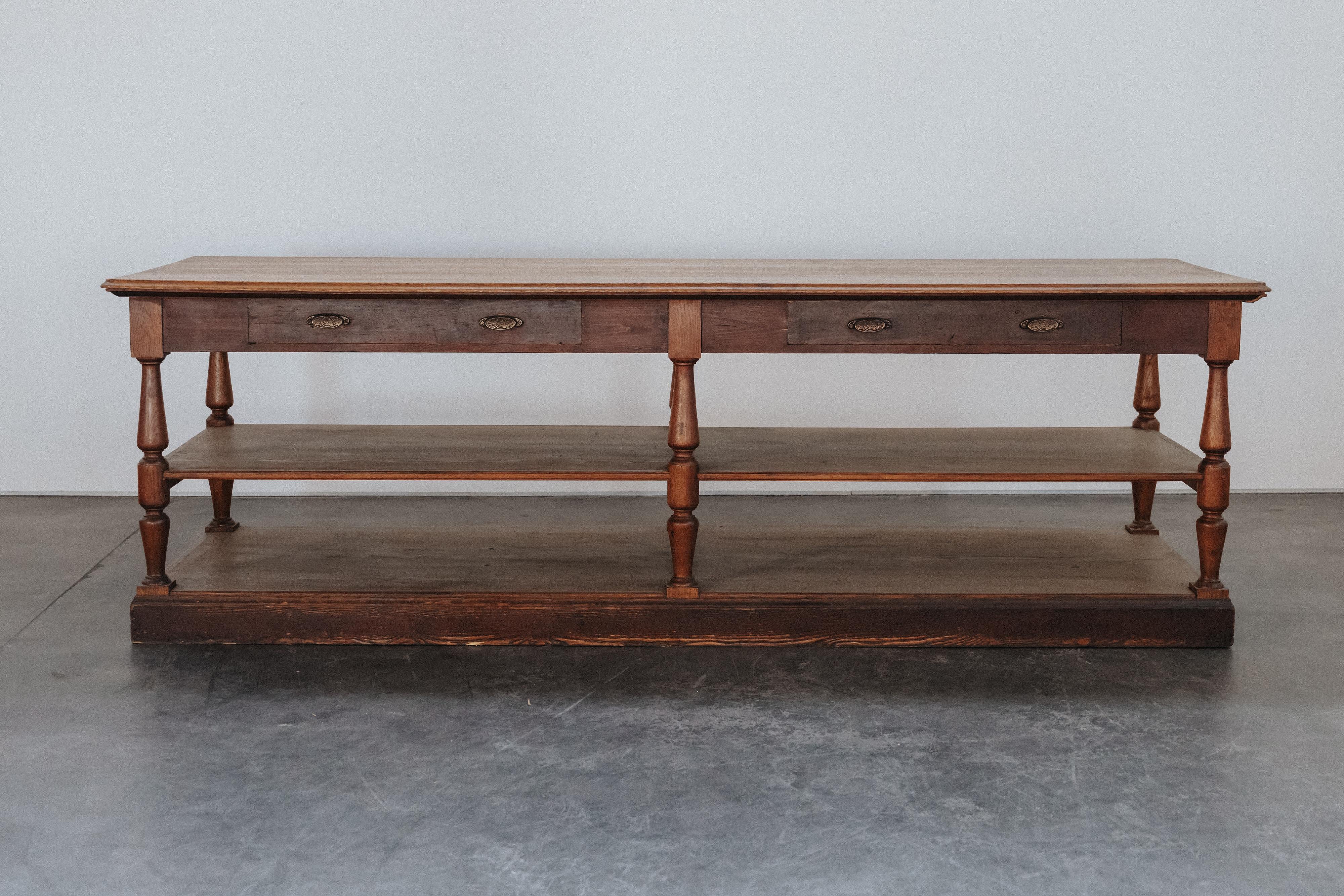 Antiker Kiefer Draper Tisch aus Frankreich, CIRCA 1950.  Massive Kieferkonstruktion mit Originalbeschlägen.  Großartige Patina und Verwendung.