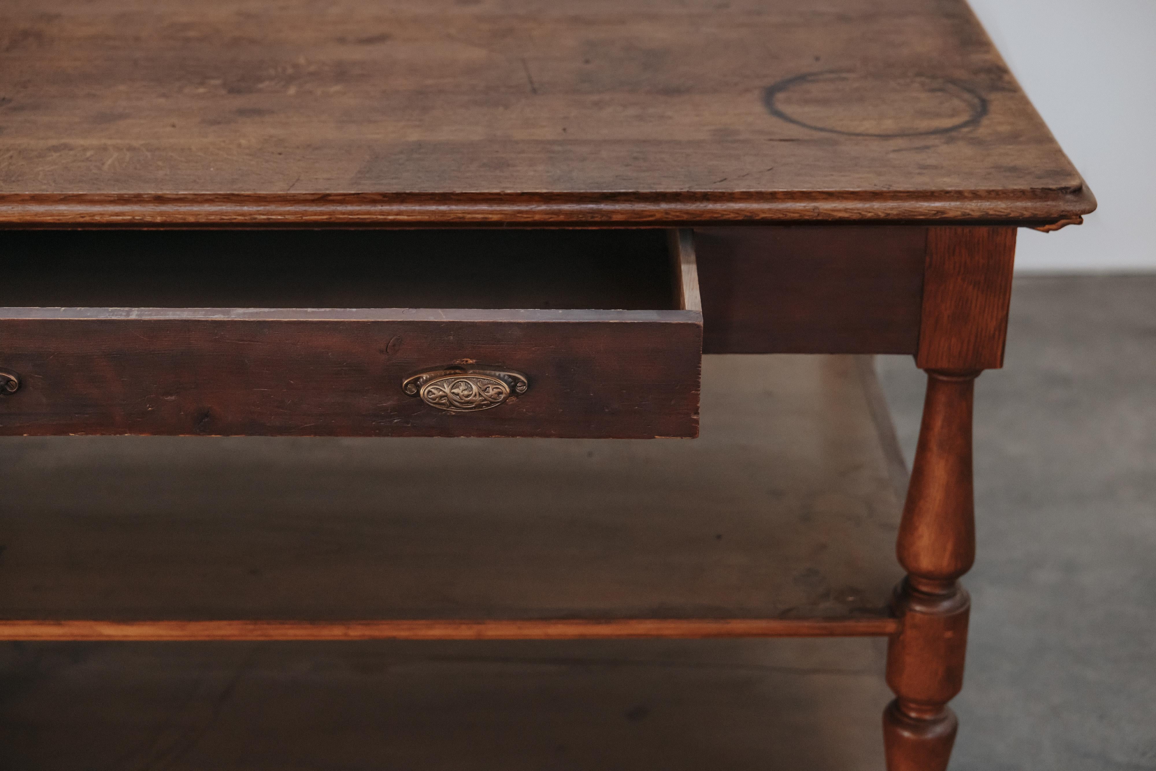 Antiker Kiefer Draper Tisch aus Frankreich, CIRCA 1950 im Zustand „Gut“ im Angebot in Nashville, TN