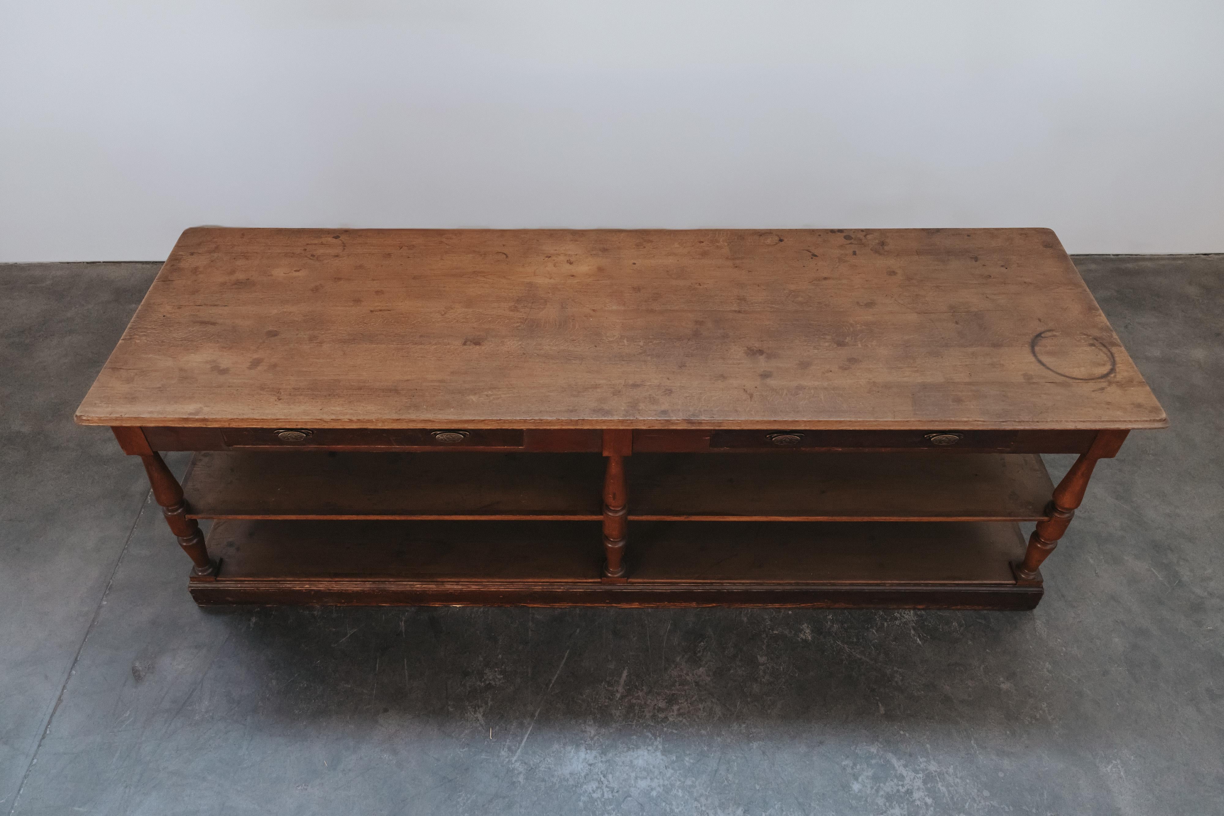 Antiker Kiefer Draper Tisch aus Frankreich, CIRCA 1950 im Angebot 1