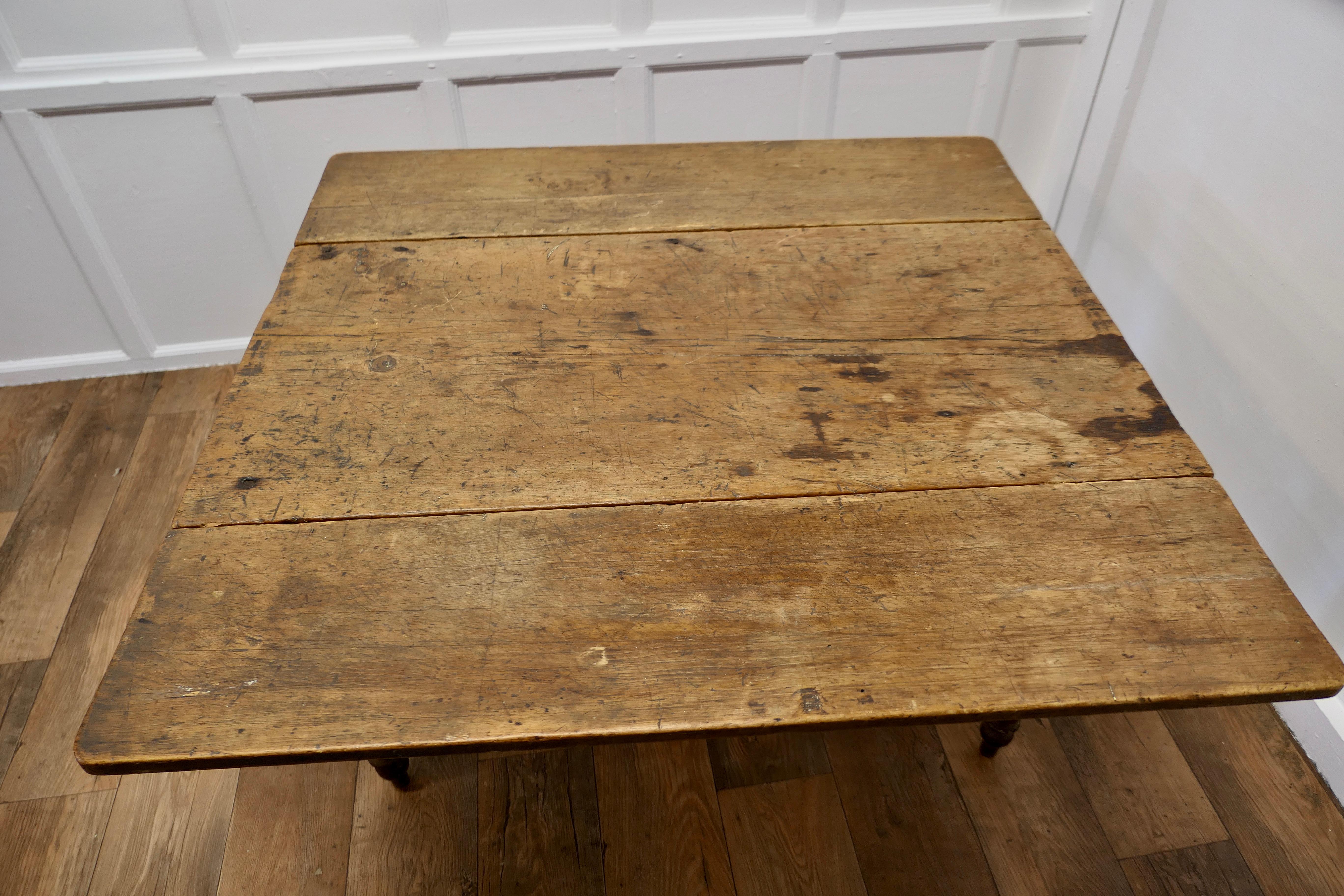 Antique Pine Drop Leaf Cottage Dining Table    In Good Condition For Sale In Chillerton, Isle of Wight