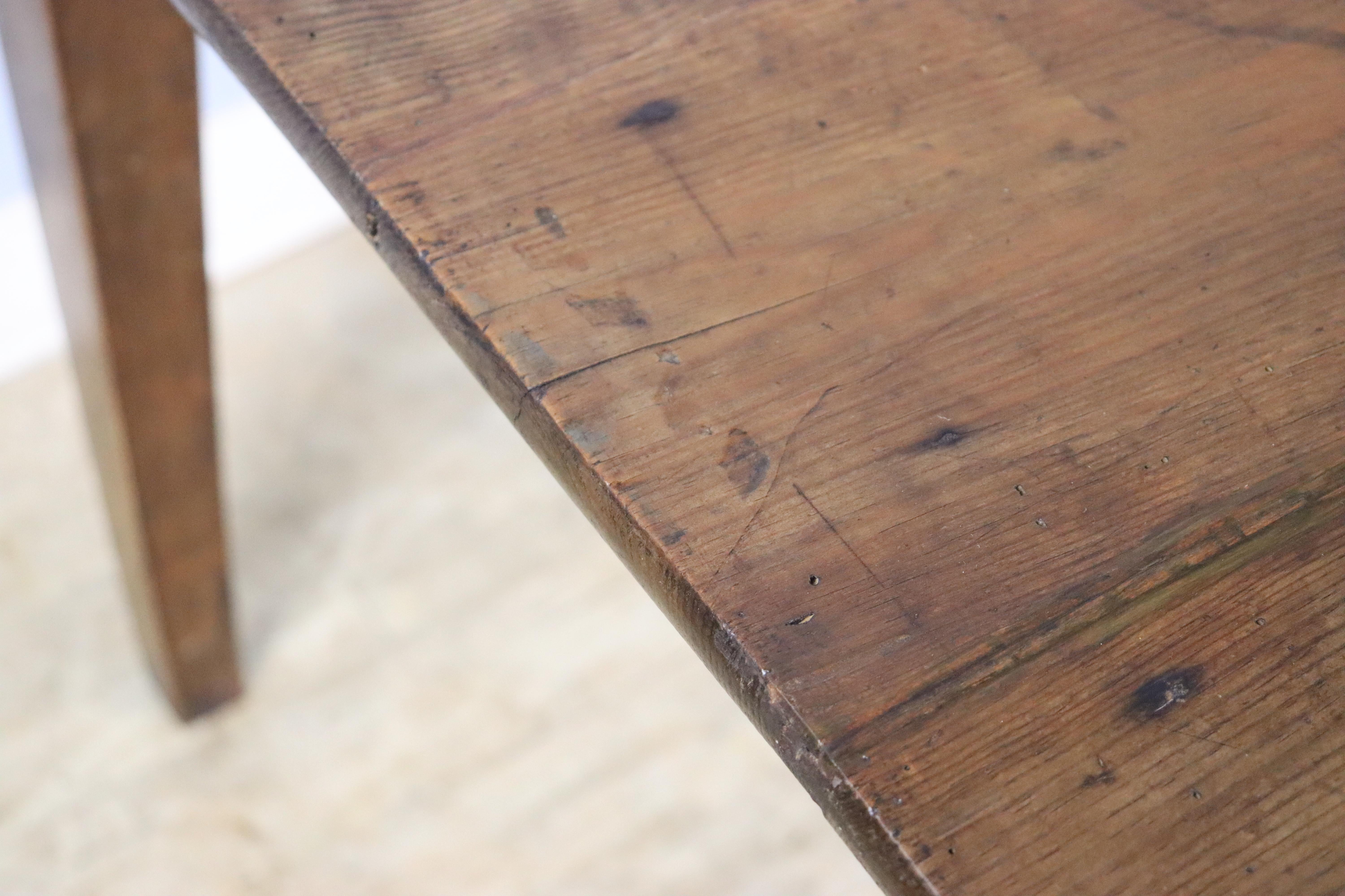 Table de ferme ancienne en pin, un tiroir en vente 7