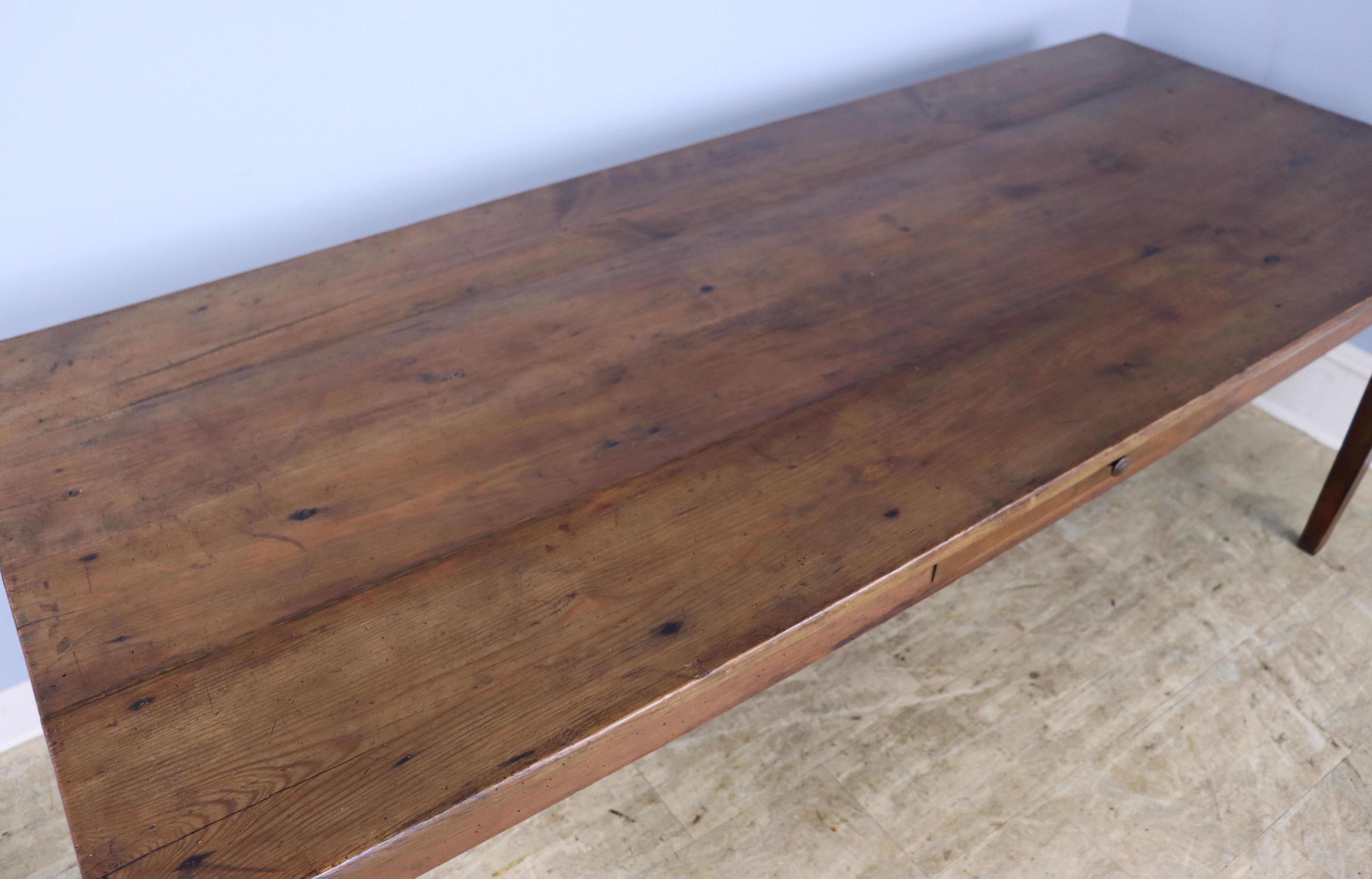 Table de ferme ancienne en pin, un tiroir en vente 2