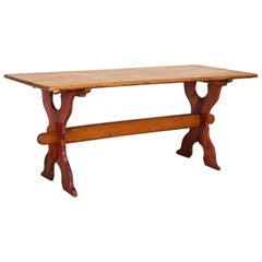 Table de salle à manger à tréteaux en pin ancien avec base à brancard en "X" rouge