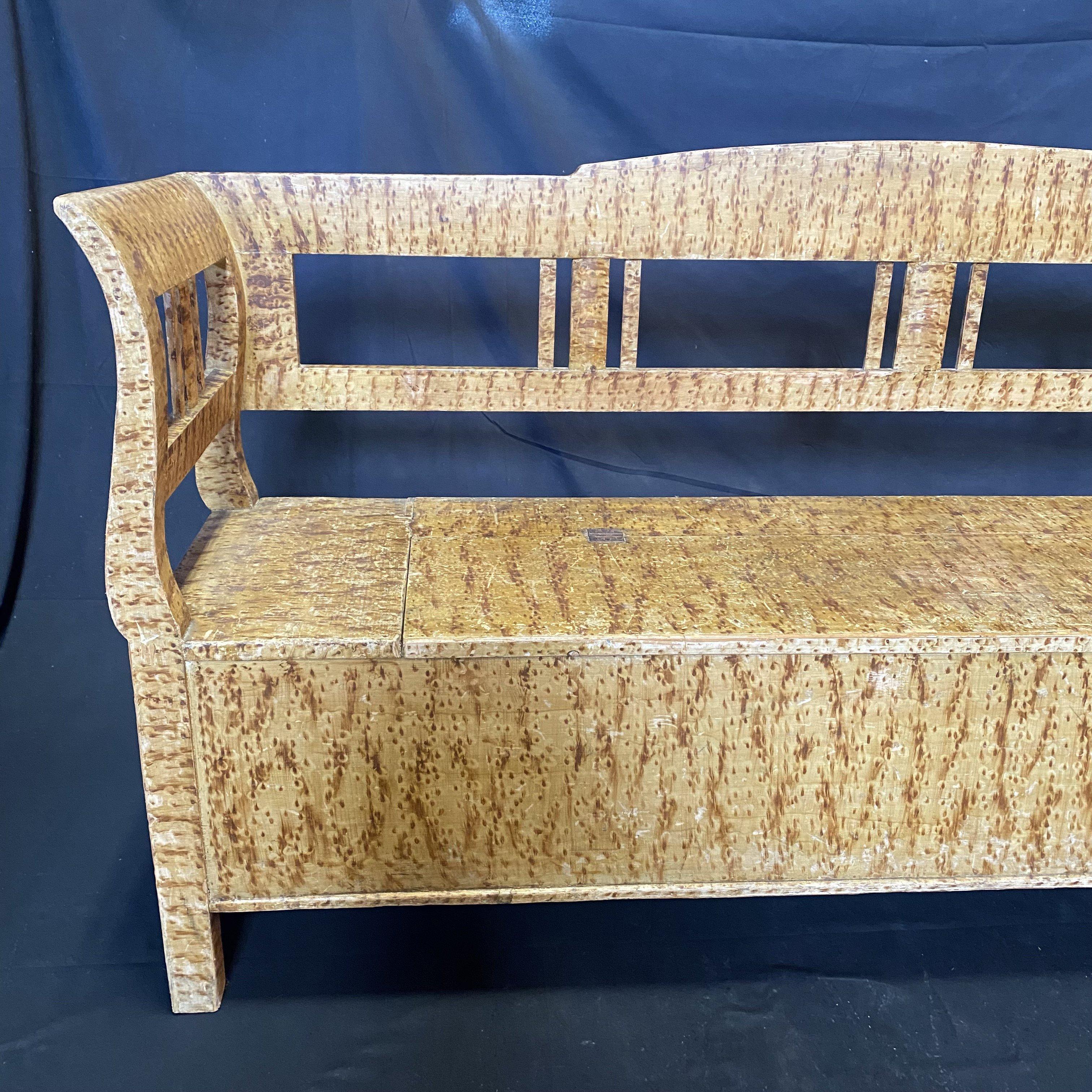 Banc de rangement de campagne anglais ancien en pin peint en faussement peint en vente 3