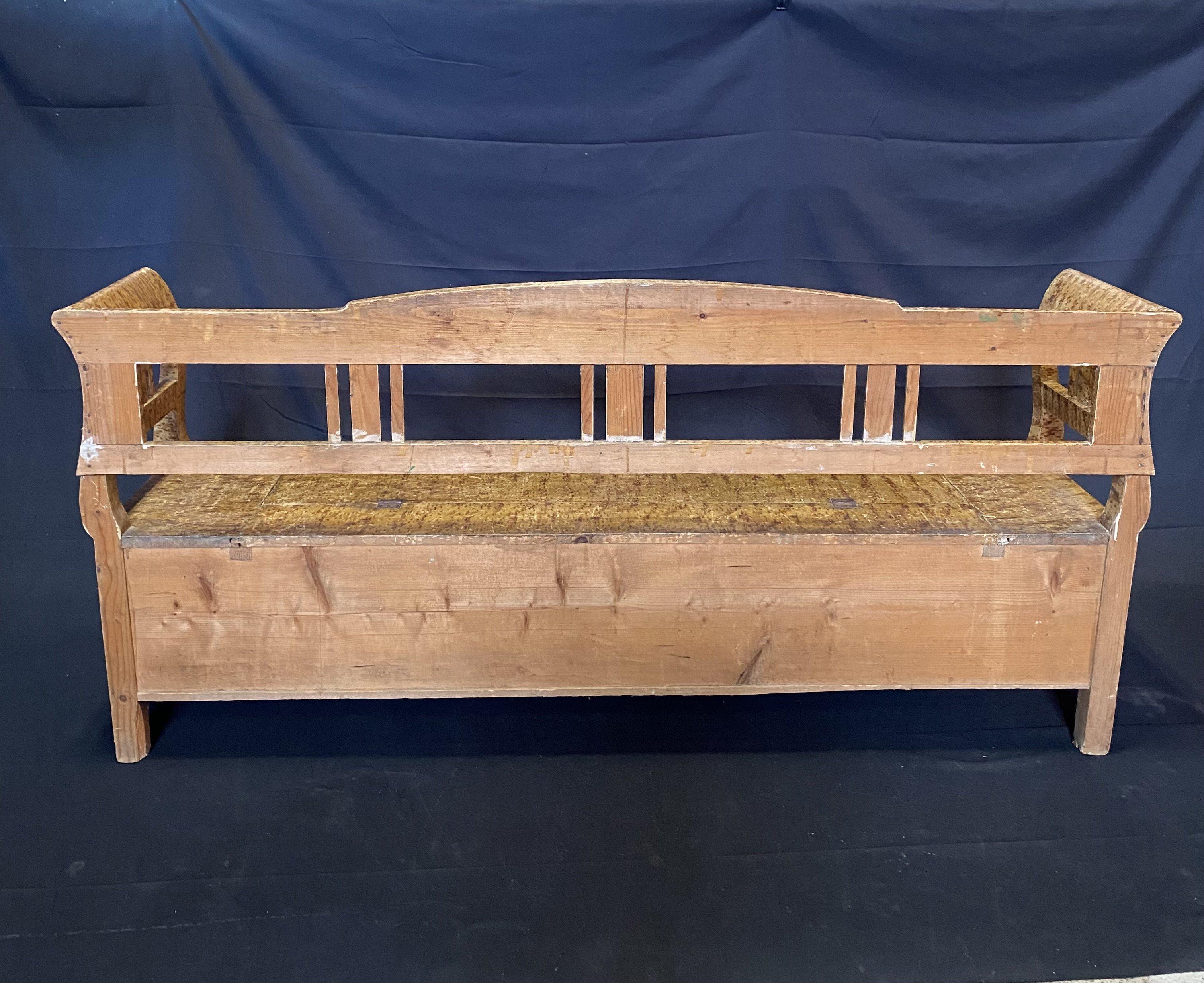 Banc de rangement de campagne anglais ancien en pin peint en faussement peint en vente 4