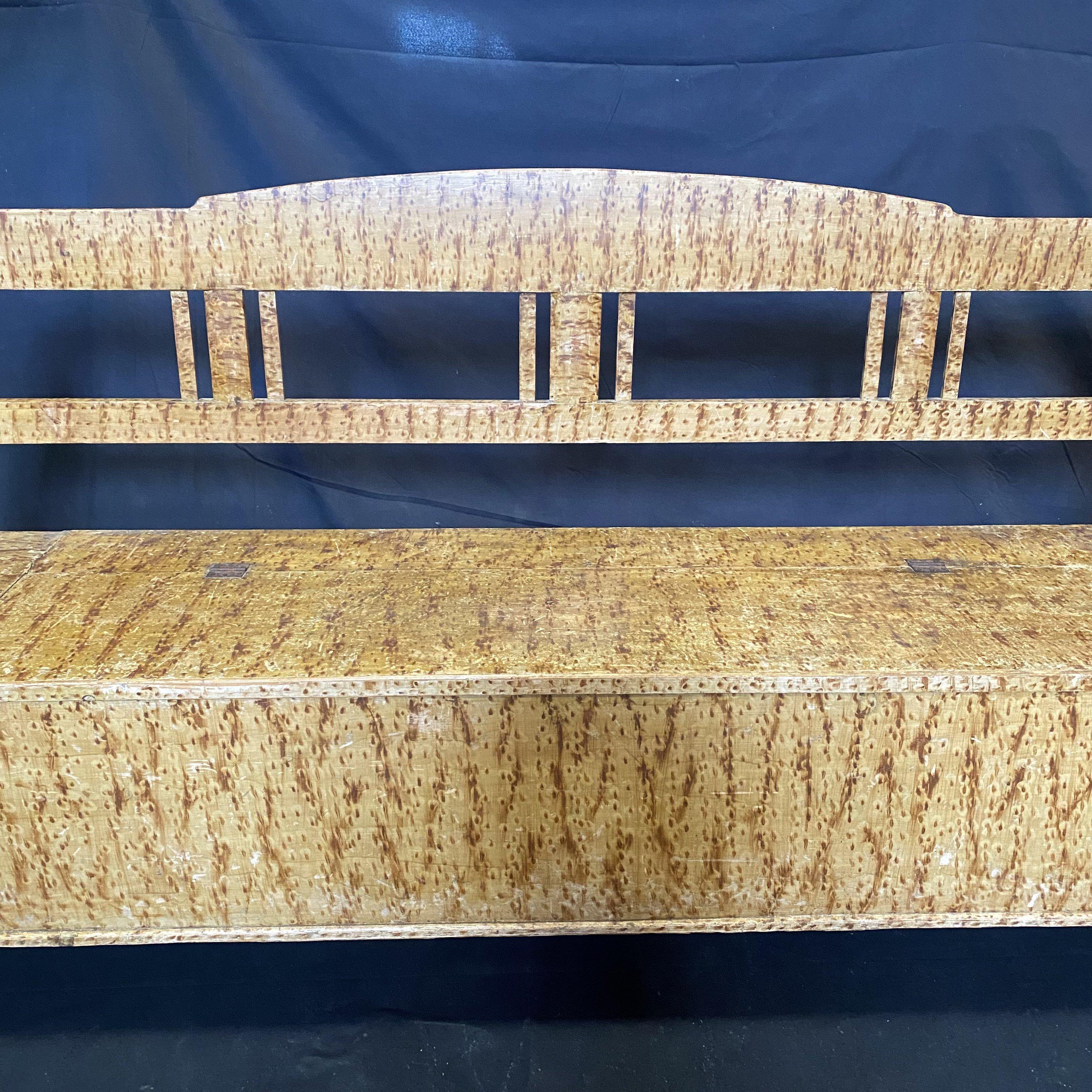 Superbe fausse peinture sur ce banc en pin qui dispose d'un grand espace de rangement sous le siège. Acheté en Angleterre. Idéal pour un chambre à coucher ou un couloir.
Mesures : hauteur des bras 89 cm.
#5630