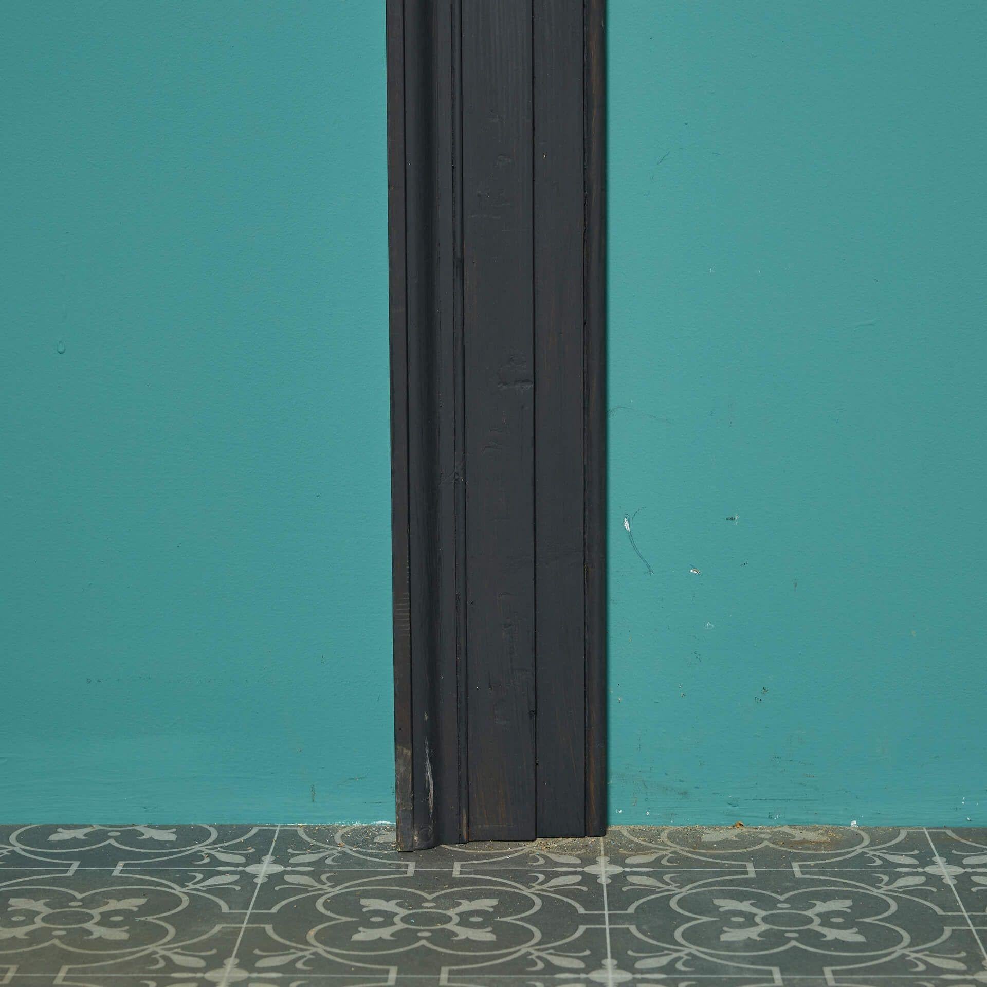 Repisa de chimenea antigua de pino pintado siglo XIX en venta