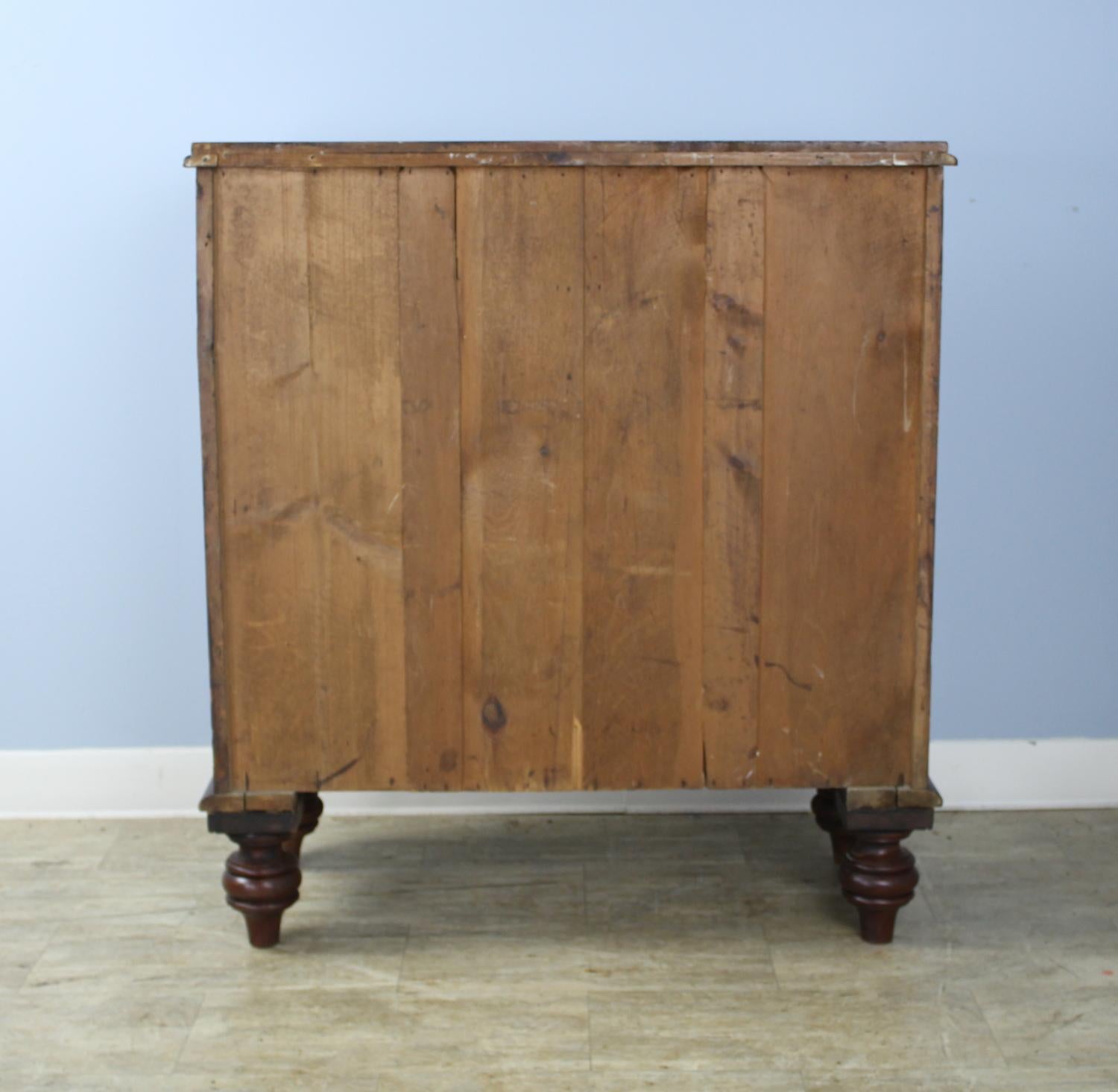 Ancienne commode peinte d'art populaire en pin en vente 7