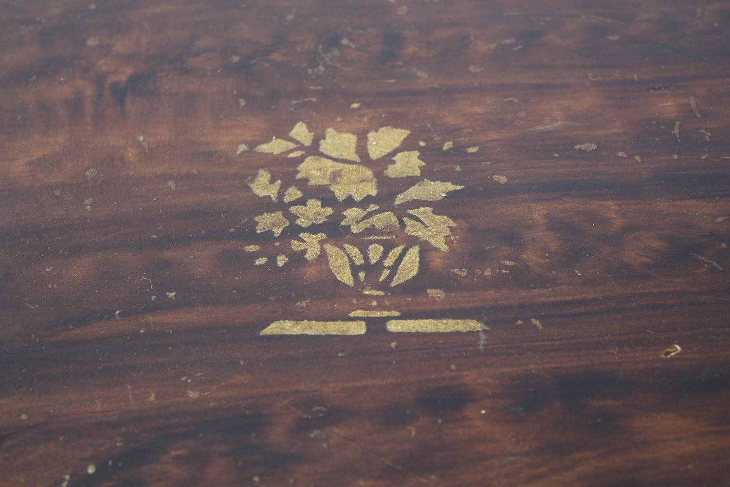 Pin Ancienne commode peinte d'art populaire en pin en vente