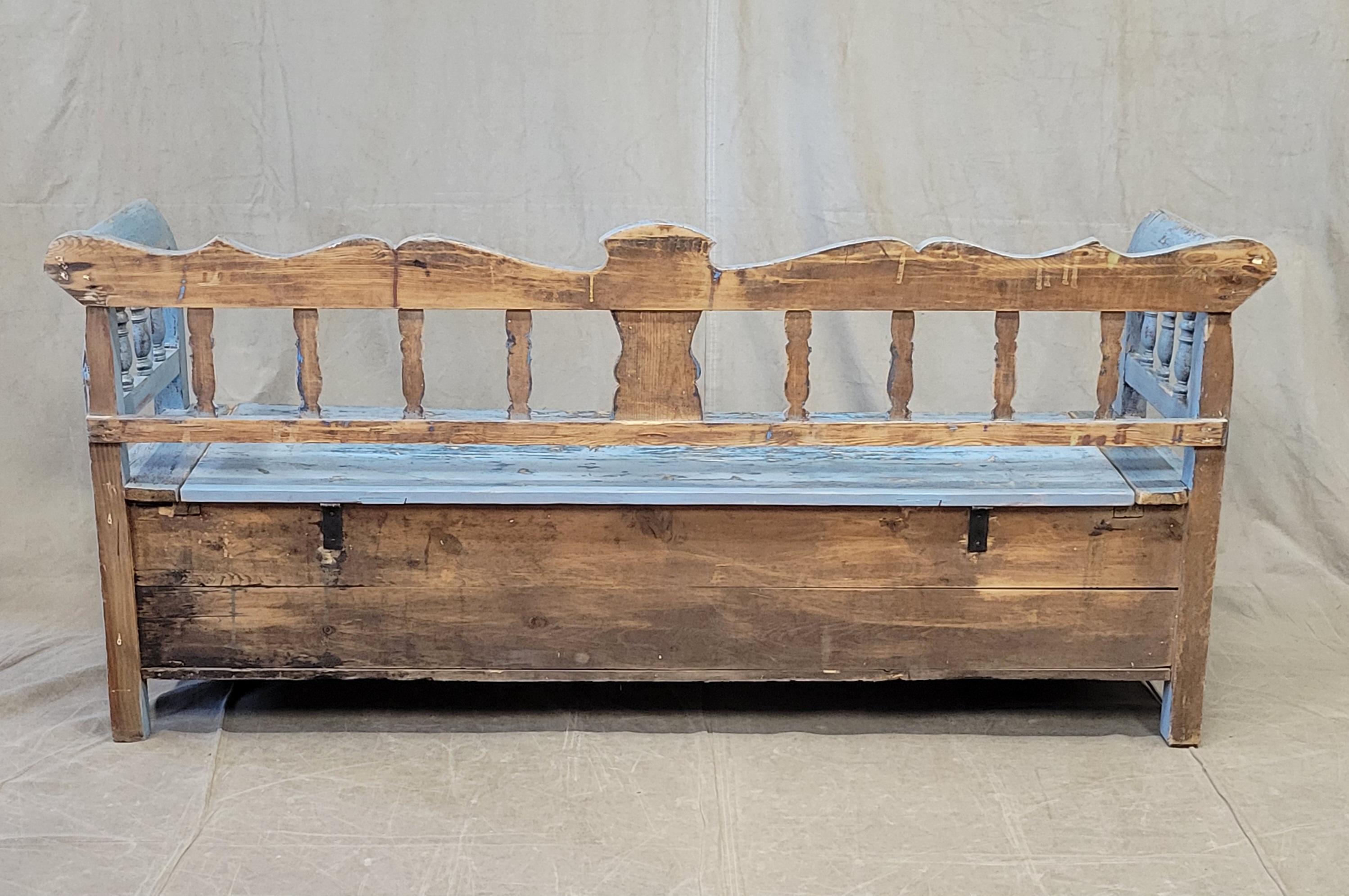 Banc de rangement hongrois ancien en pin avec peinture bleue ancienne en vente 5