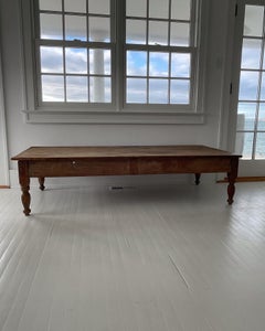 Grande table basse rustique rectangulaire 70" en pin ancien avec pieds tournés