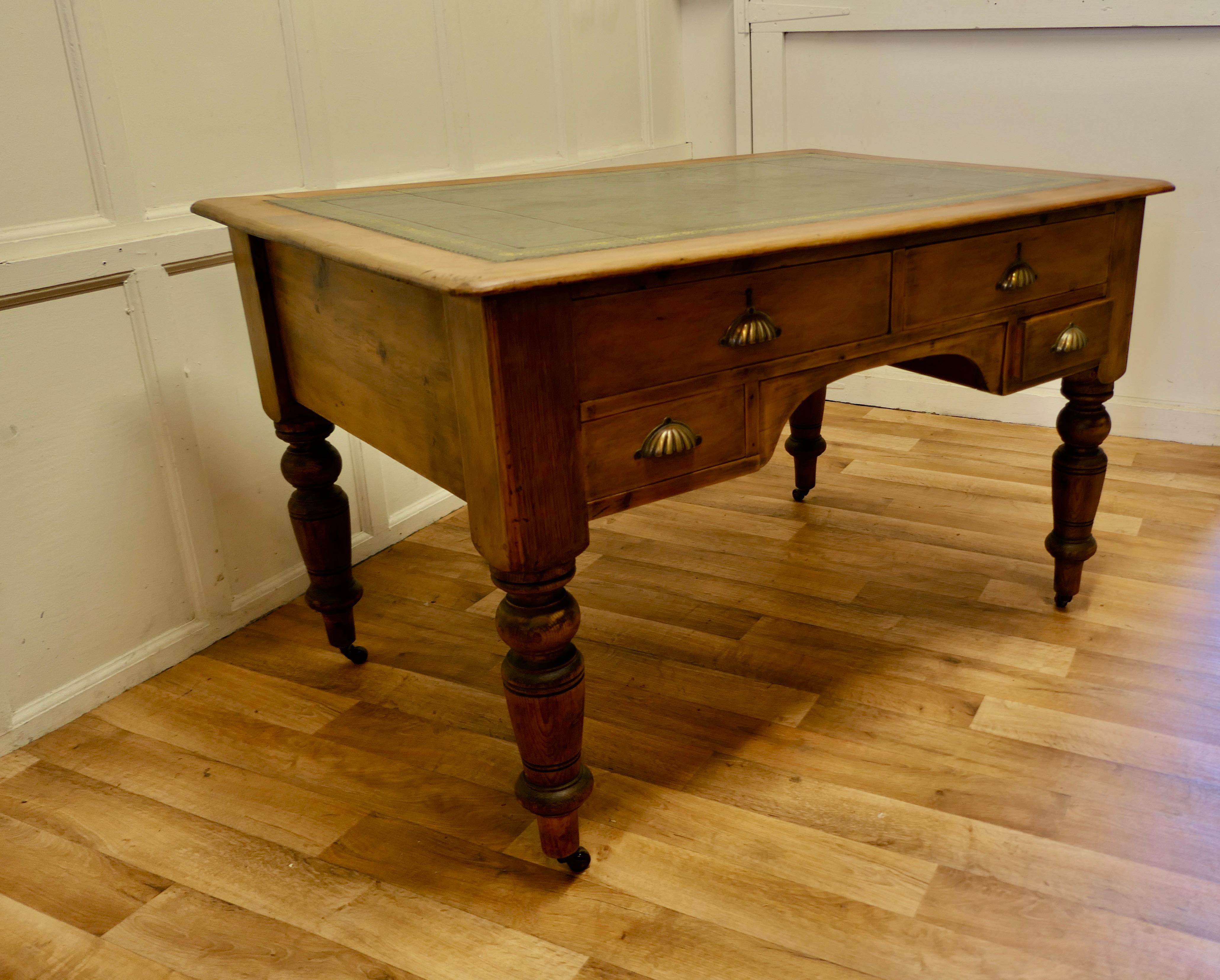 Bureau partenaire en pin ancien avec plateau en cuir, table de bibliothèque Bon état - En vente à Chillerton, Isle of Wight