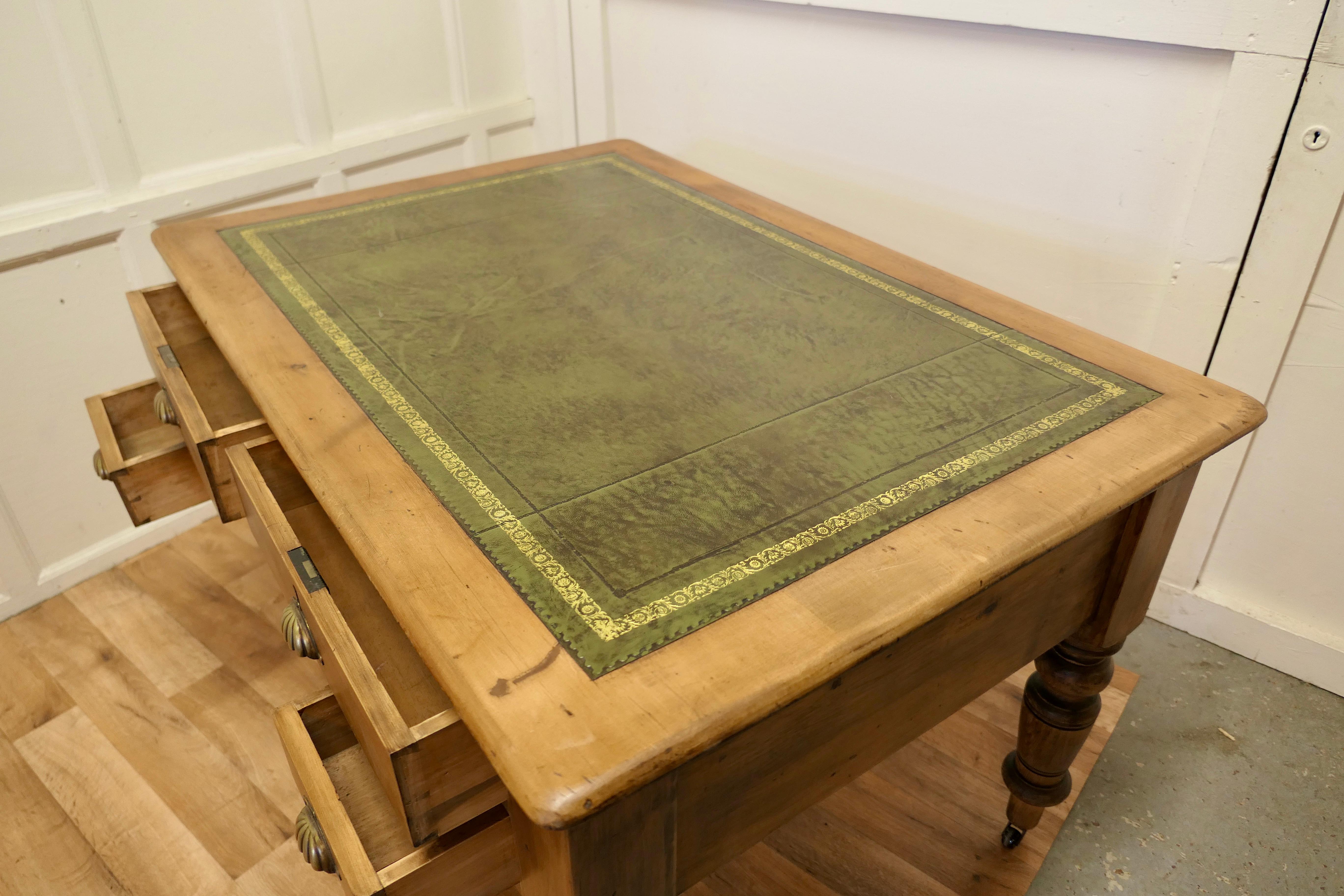 Bureau partenaire en pin ancien avec plateau en cuir, table de bibliothèque en vente 3