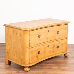 Ancienne commode basse en pin avec deux tiroirs concaves incurvés à l'avant