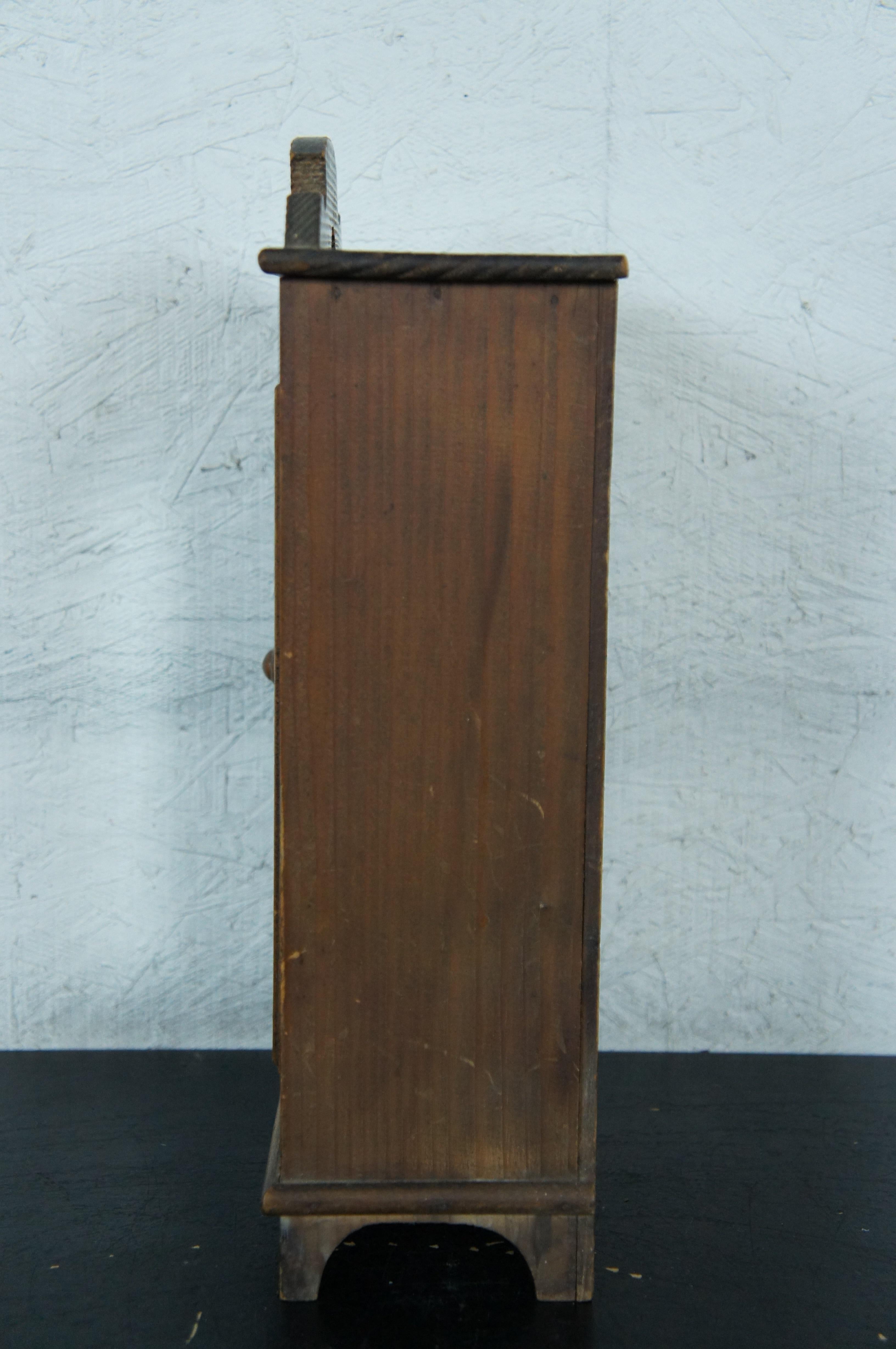 Antiker salesman Muster verspiegelter Dollhouse-Schrank aus Kiefernholz (19. Jahrhundert) im Angebot