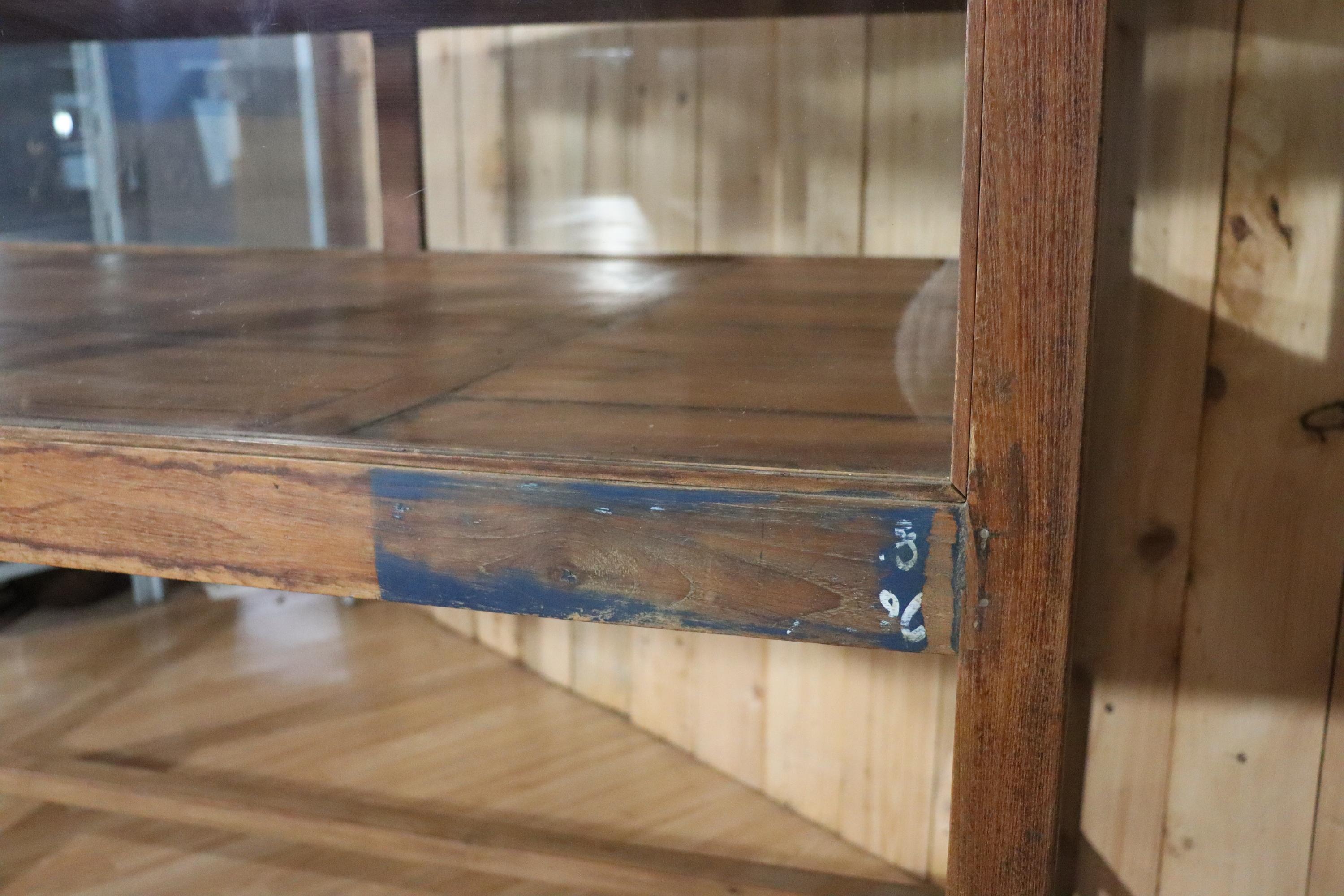 Vetrina/display del negozio di pino antico in vendita 3