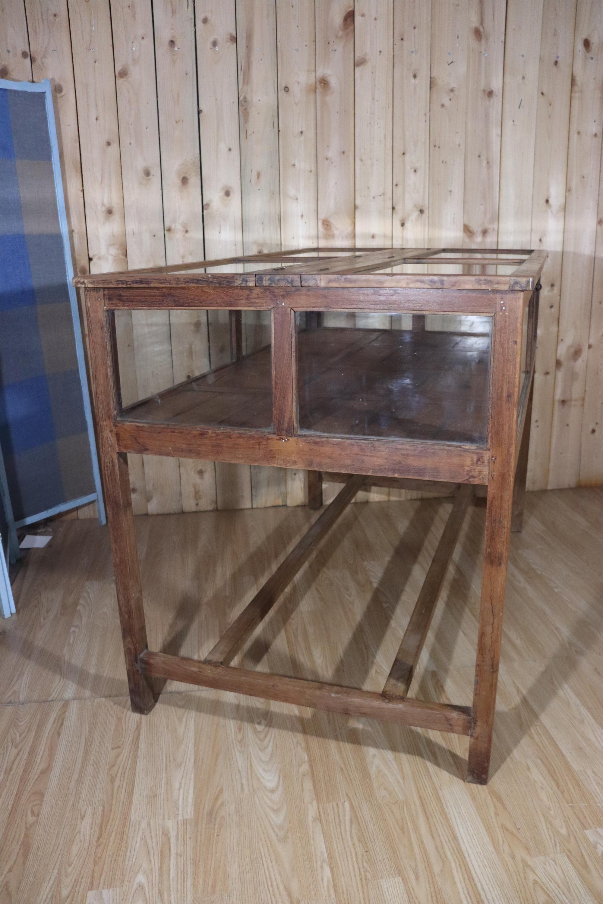 Rara vetrina o espositore in legno di pino. Dotato di porte incernierate sulla parte superiore. Apertura e chiusura facili e funzionali. Capacità di archiviazione molto ampia. Tutte le finestre sono intatte. La bella patina del tempo è presente.