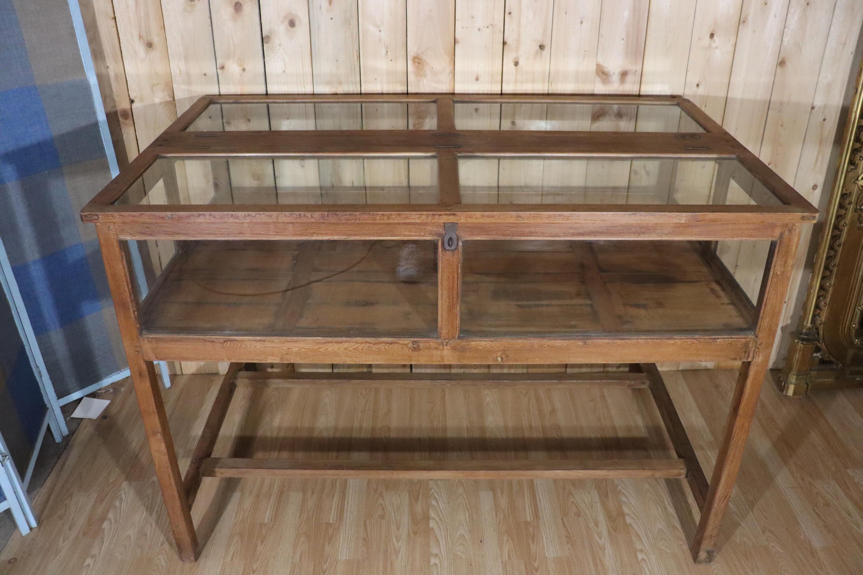 Mid-Century moderno Vetrina/display del negozio di pino antico in vendita