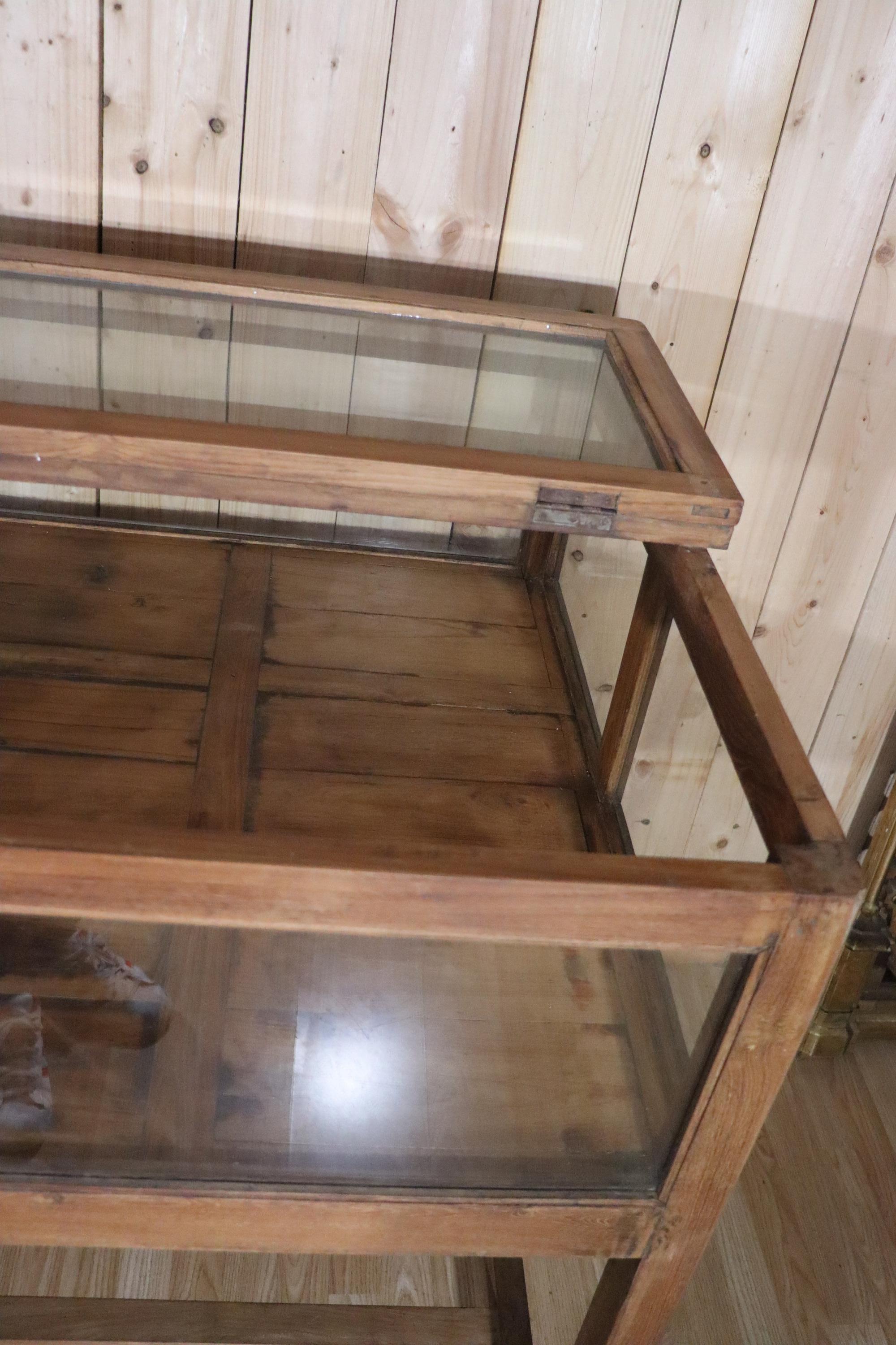 Vetrina/display del negozio di pino antico In condizioni buone in vendita a Charmes, FR