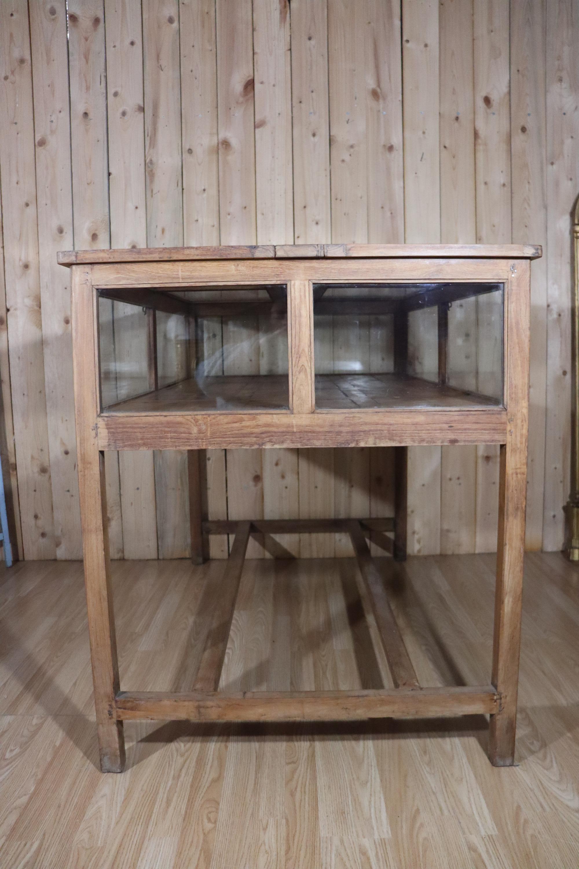 Legno Vetrina/display del negozio di pino antico in vendita