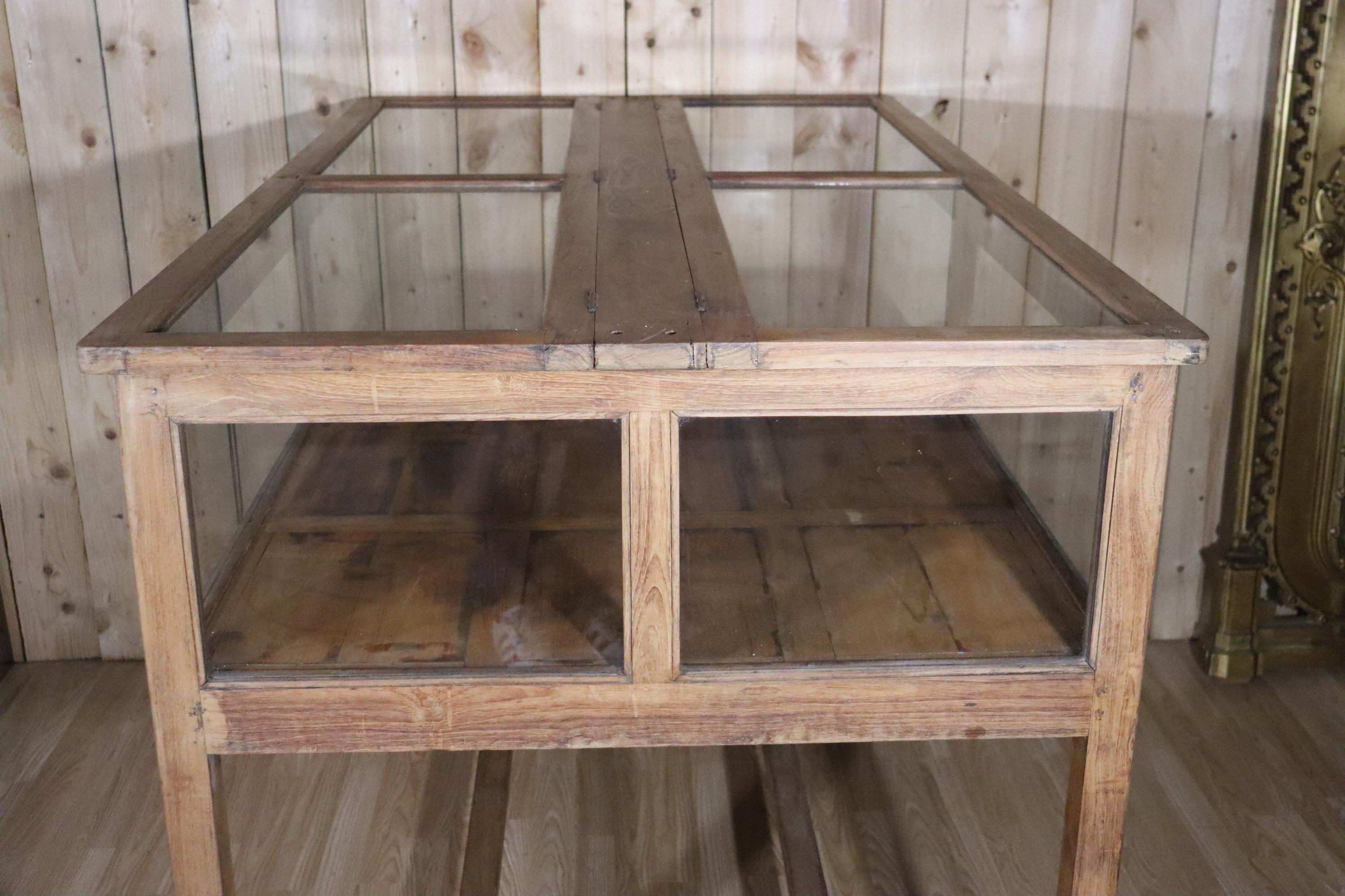 Vetrina/display del negozio di pino antico in vendita 1