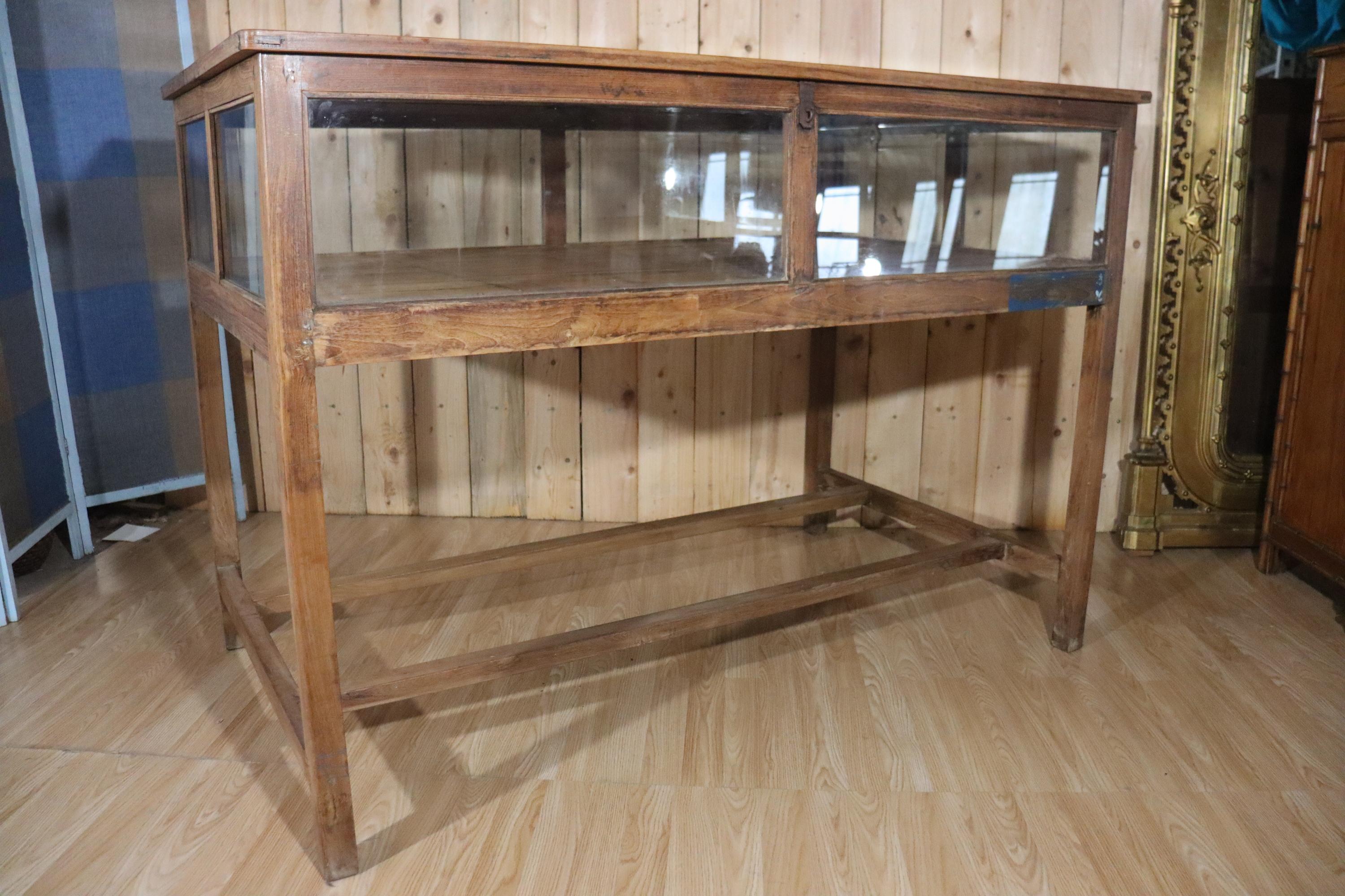 Vetrina/display del negozio di pino antico in vendita 2